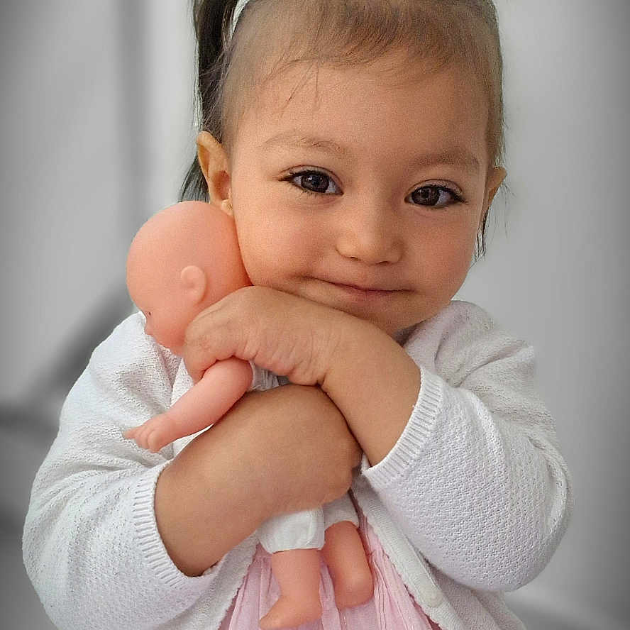 Lily-Valentine participe au concours pour gagner de l'argent avec cette photo : baby_doll, child, childhood, cute, face, happy, hugging, indoor, person, pigtails, pink_dress, play, portrait, smile, soft_lighting, toddler, toy, warm, white_sweater, young_child