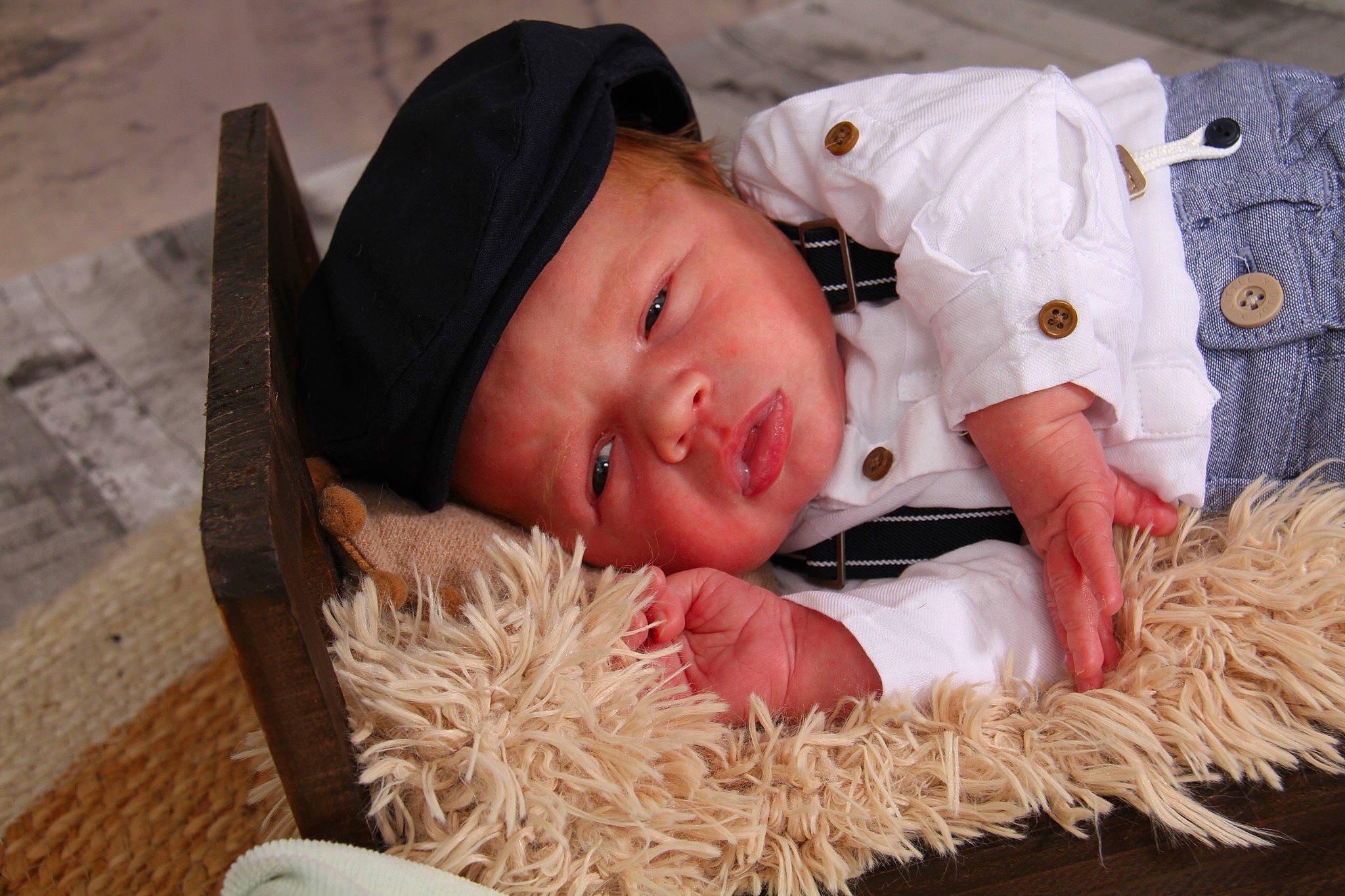 Valentin a rejoint le concours — aidez-le/la à gagner de superbes lots ! baby, baby_toddler_clothing, basket, child, comfort, fashion_accessory, flooring, fur, grass, happy, hat, headgear, headwear, linens, mammal, person, sitting, skin, toddler, vertebrate