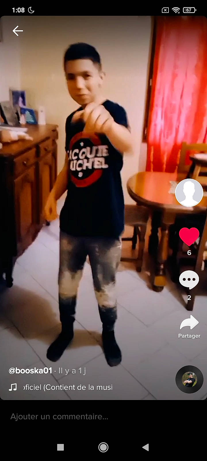 Mathéo participe au concours pour gagner de l'argent avec cette photo : arm, black_hair, cool, eyewear, fashion_design, flooring, fun, hairstyle, human_leg, knee, leg, muscle, person, sleeve, sportswear, t_shirt, table, thigh, trunk, waist