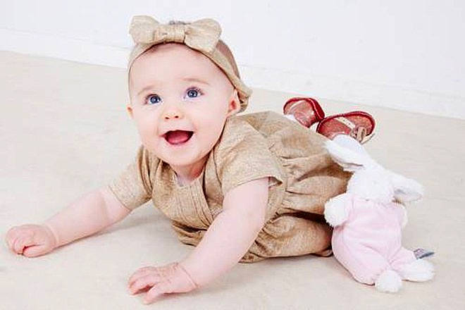 Yuna participe au concours pour gagner de l'argent avec cette photo : arm, baby, baby_toddler_clothing, comfort, ear, eye, flash_photography, floor, flooring, fun, happy, head, iris, person, pink, product, skin, sleeve, smile, toddler