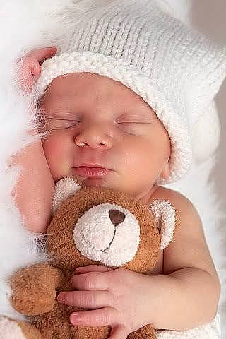 Rolo participe au concours pour gagner de l'argent avec cette photo : arm, baby, baby_sleeping, cheek, comfort, ear, eye, facial_expression, hand, happy, head, headwear, human, human_body, lip, mouth, nose, organ, person, skin