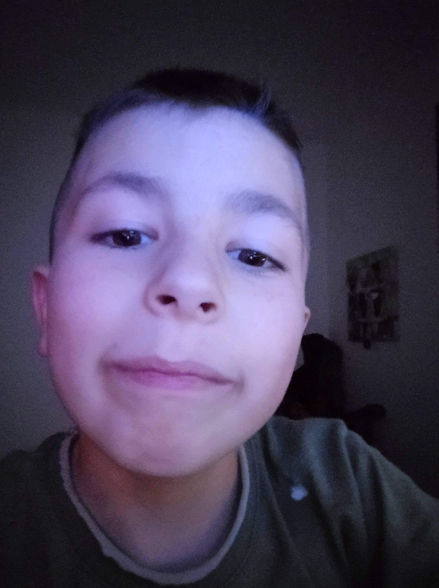 Maxime participe au concours pour gagner de l'argent avec cette photo : buzz_cut, cheek, darkness, ear, electric_blue, eyebrow, eyelash, flash_photography, forehead, fun, happy, iris, jaw, lip, neck, no_expression, nose, person, smile, t_shirt