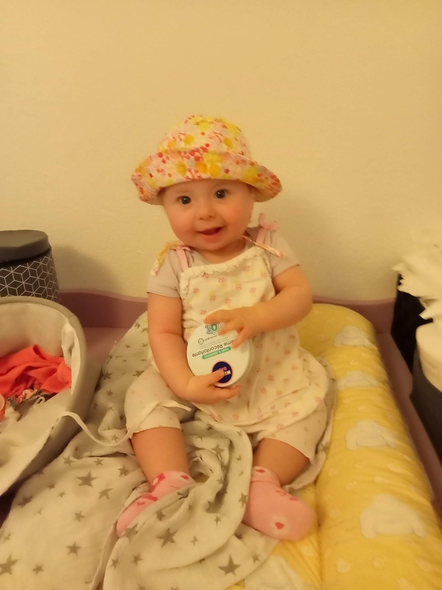 Isabella a rejoint le concours — aidez-le/la à gagner de superbes lots ! baby, baby_toddler_clothing, cap, clothing, comfort, dress, eye, fun, happy, hat, head, headwear, human_leg, lip, peach, person, pink, skin, sleeve, smile