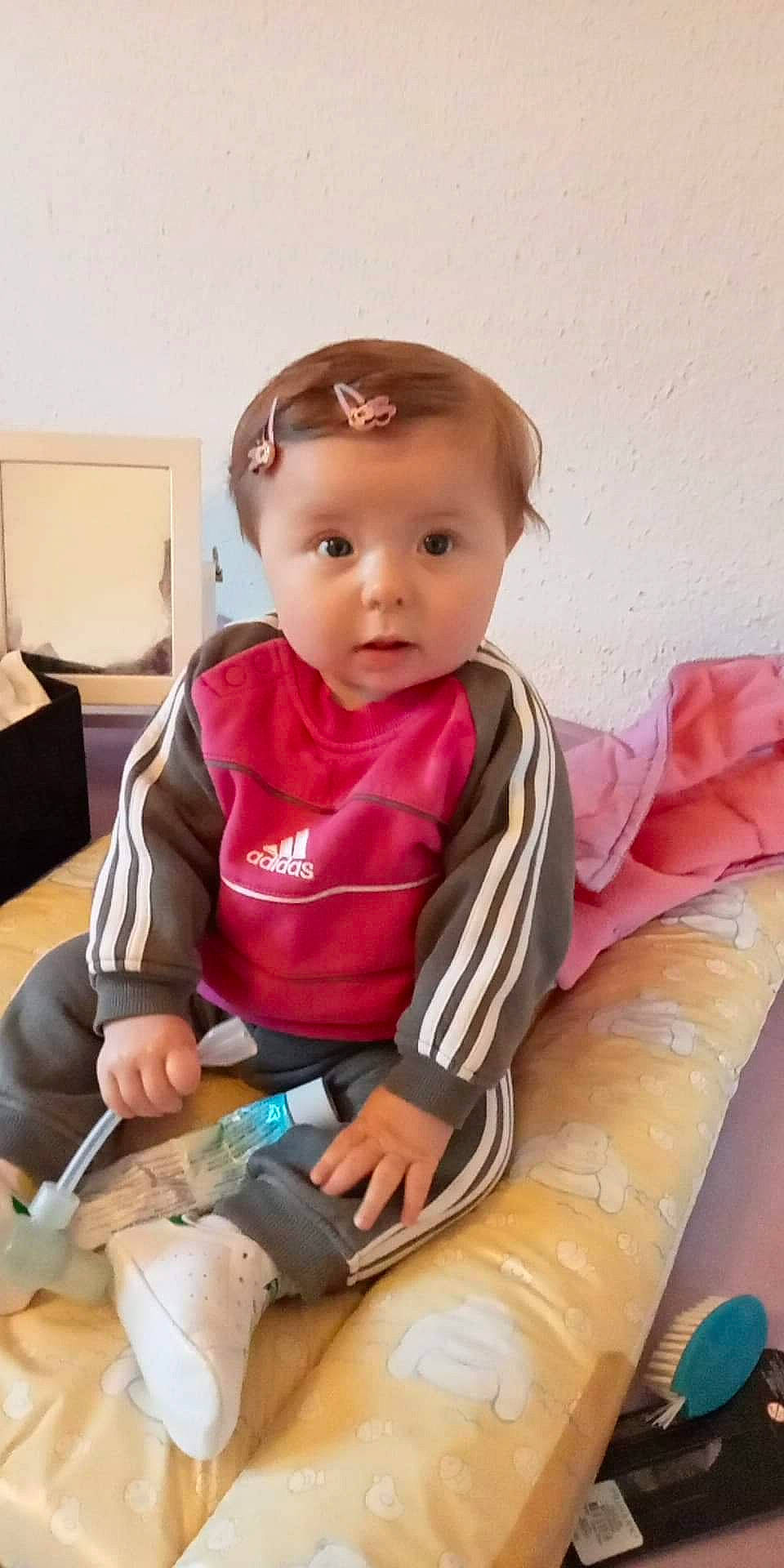 Isabella a rejoint le concours — aidez-le/la à gagner de superbes lots ! baby, baby_products, baby_toddler_clothing, cheek, child, comfort, eye, eyebrow, fashion_accessory, finger, fun, knee, lap, person, seat_belt, sitting, skin, sleeve, thigh, thumb