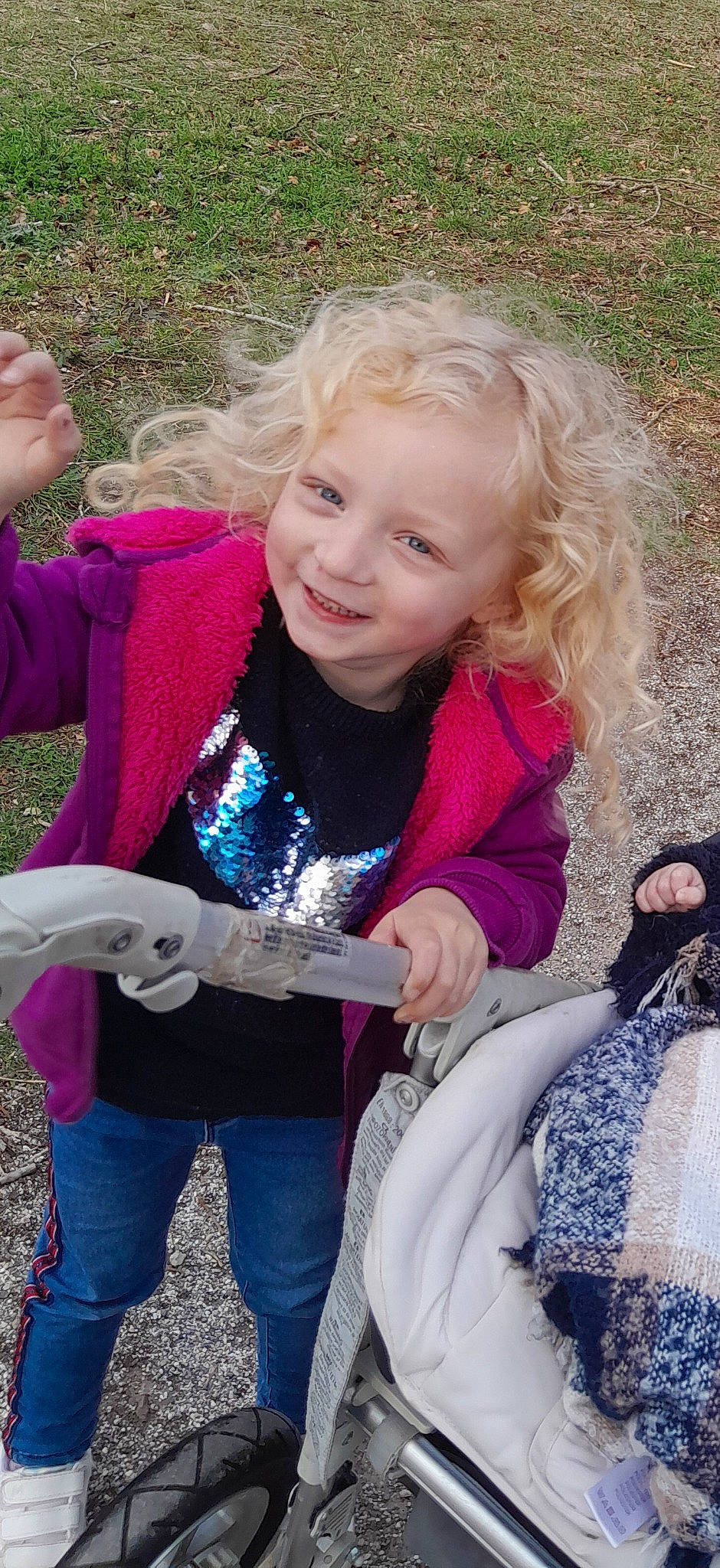 Giulia participe au concours pour gagner de l'argent avec cette photo : baby_products, blond, child, event, fun, grass, happy, jeans, joy, leisure, magenta, people_in_nature, person, play, public_space, recreation, sitting, smile, soil, toddler