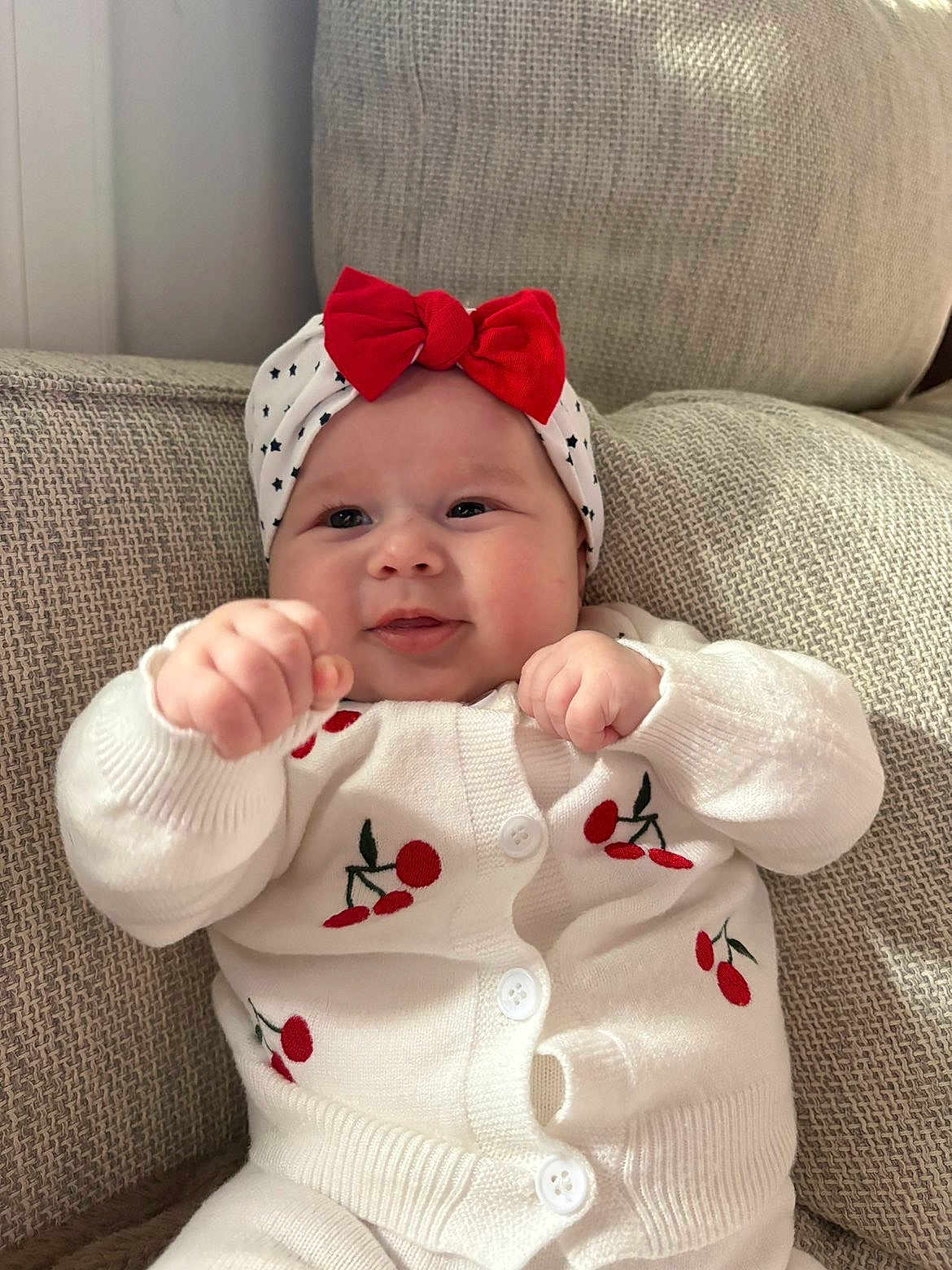 Eysmë a rejoint le concours — aidez-le/la à gagner de superbes lots ! baby, infant, child, face, headband, bow, red, white, sweater, cherry, furniture, couch, knitwear, cute, smiling, indoor, portrait, hands, cozy, soft