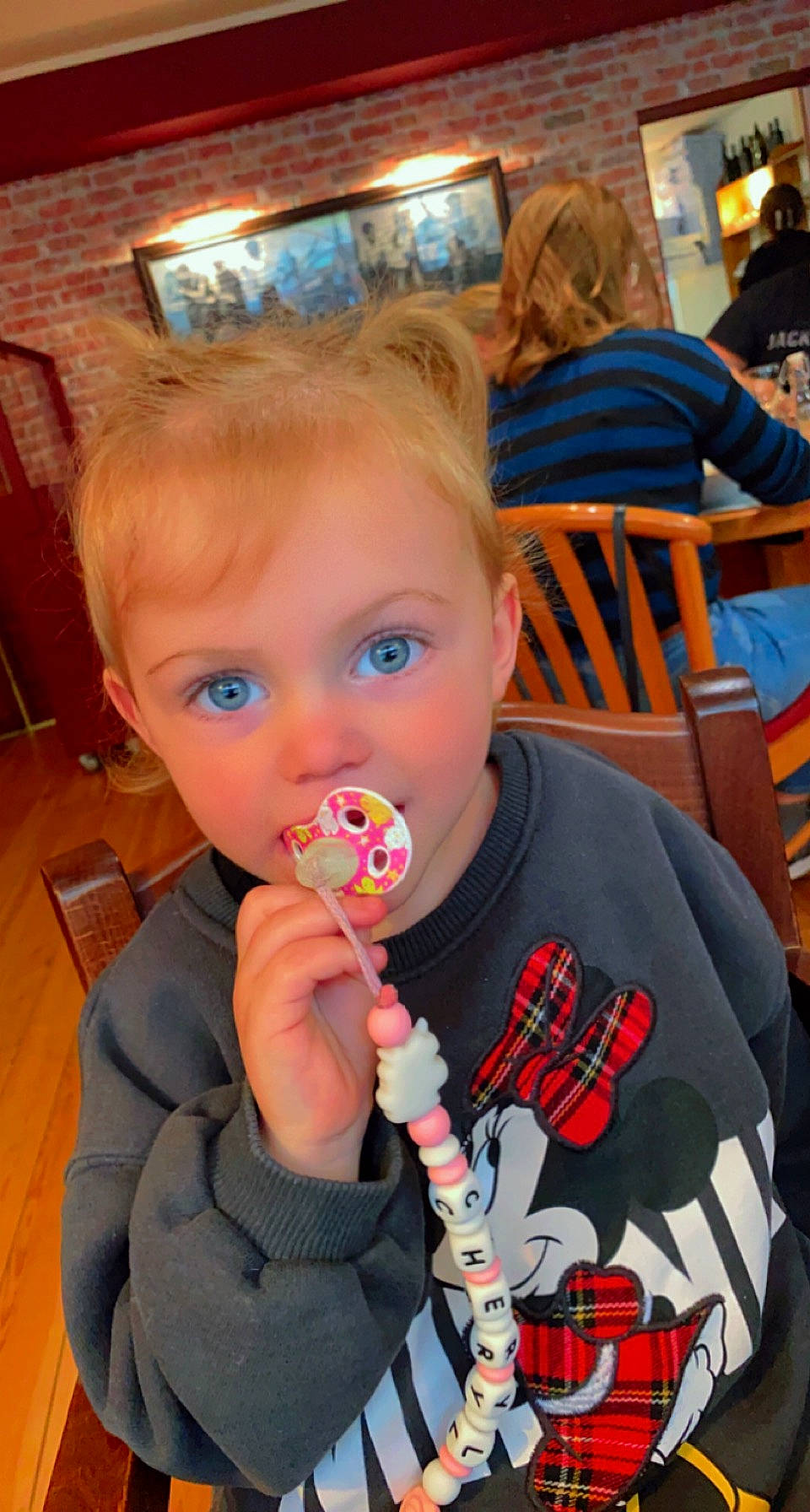 Cheryl participe au concours pour gagner de l'argent avec cette photo : arm, chair, cheek, child, chin, eating, event, flooring, fun, iris, leisure, mouth, party, person, play, recreation, sitting, t_shirt, toddler, tree