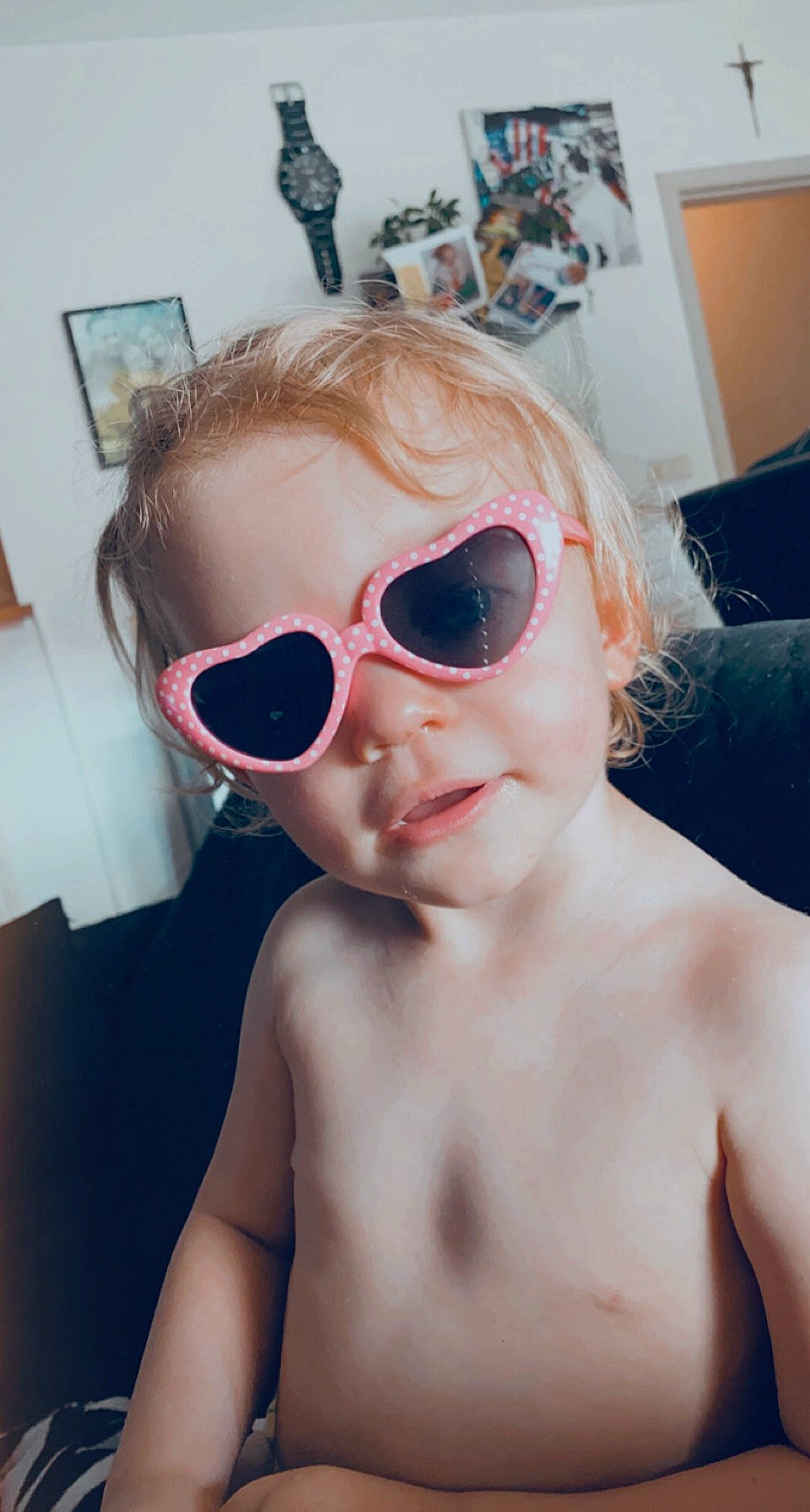 Cheryl a rejoint le concours — aidez-le/la à gagner de superbes lots ! beard, eye_glass_accessory, eyewear, glasses, goggles, hair, hairstyle, happy, human_body, jaw, lip, mouth, neck, person, picture_frame, pink, shoulder, skin, sunglasses, vision_care