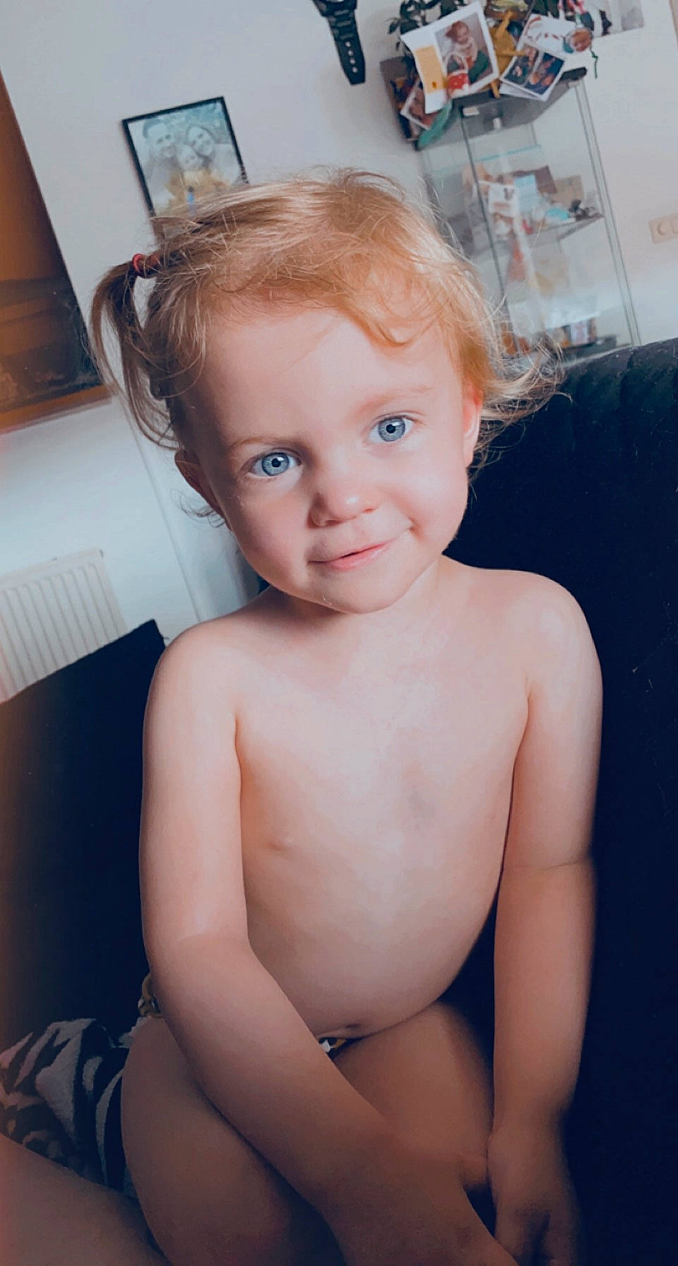 Cheryl a rejoint le concours — aidez-le/la à gagner de superbes lots ! blurred, cheek, eye, eyebrow, eyelash, face, forehead, hair, hairstyle, hand, head, human_body, joint, lip, mouth, muscle, nose, person, shoulder, skin