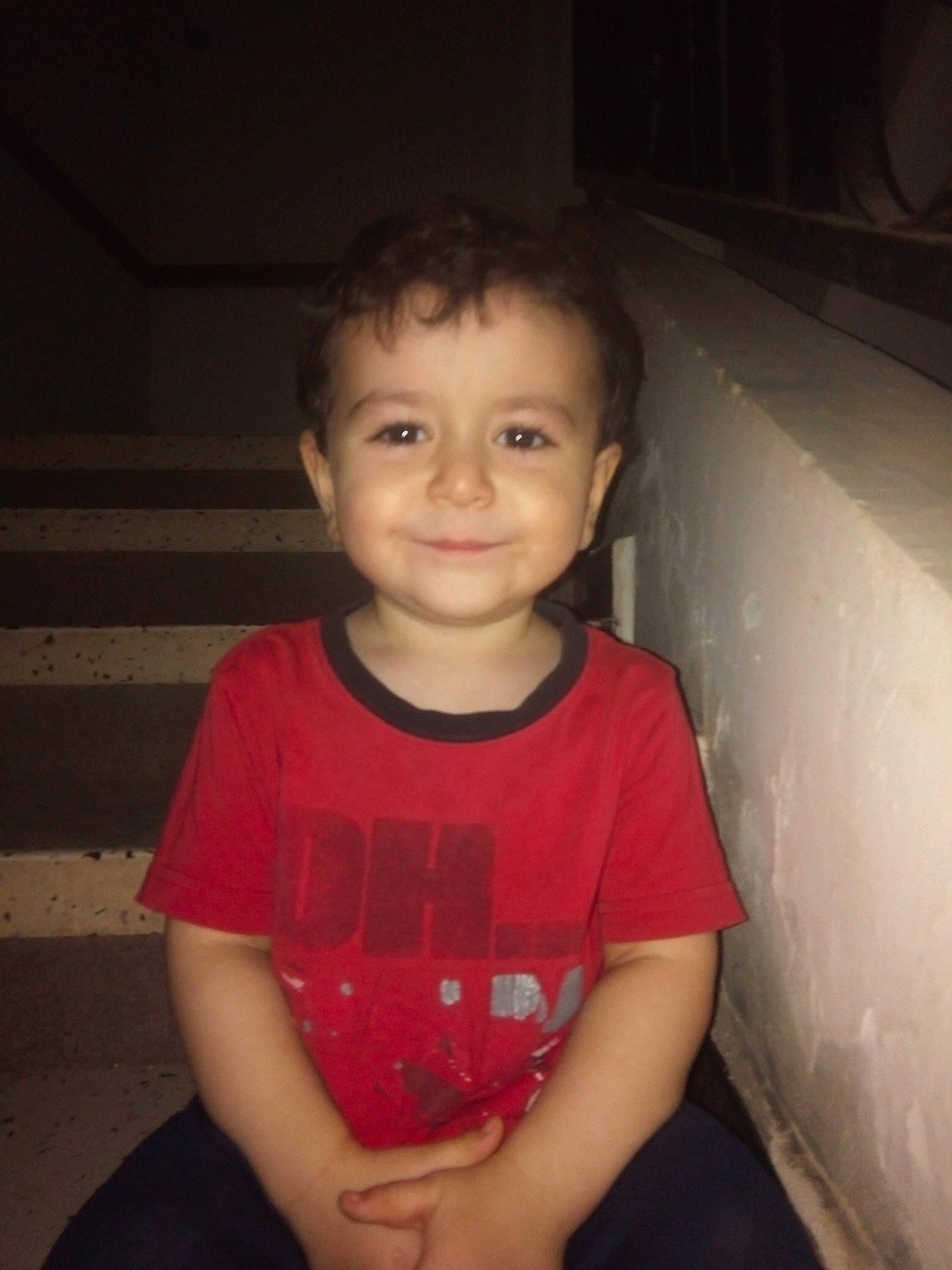 Idris a rejoint le concours — aidez-le/la à gagner de superbes lots ! arm, cheek, child, chin, eye, face, forehead, fun, head, neck, person, sitting, skin, smile, standing, t_shirt, toddler