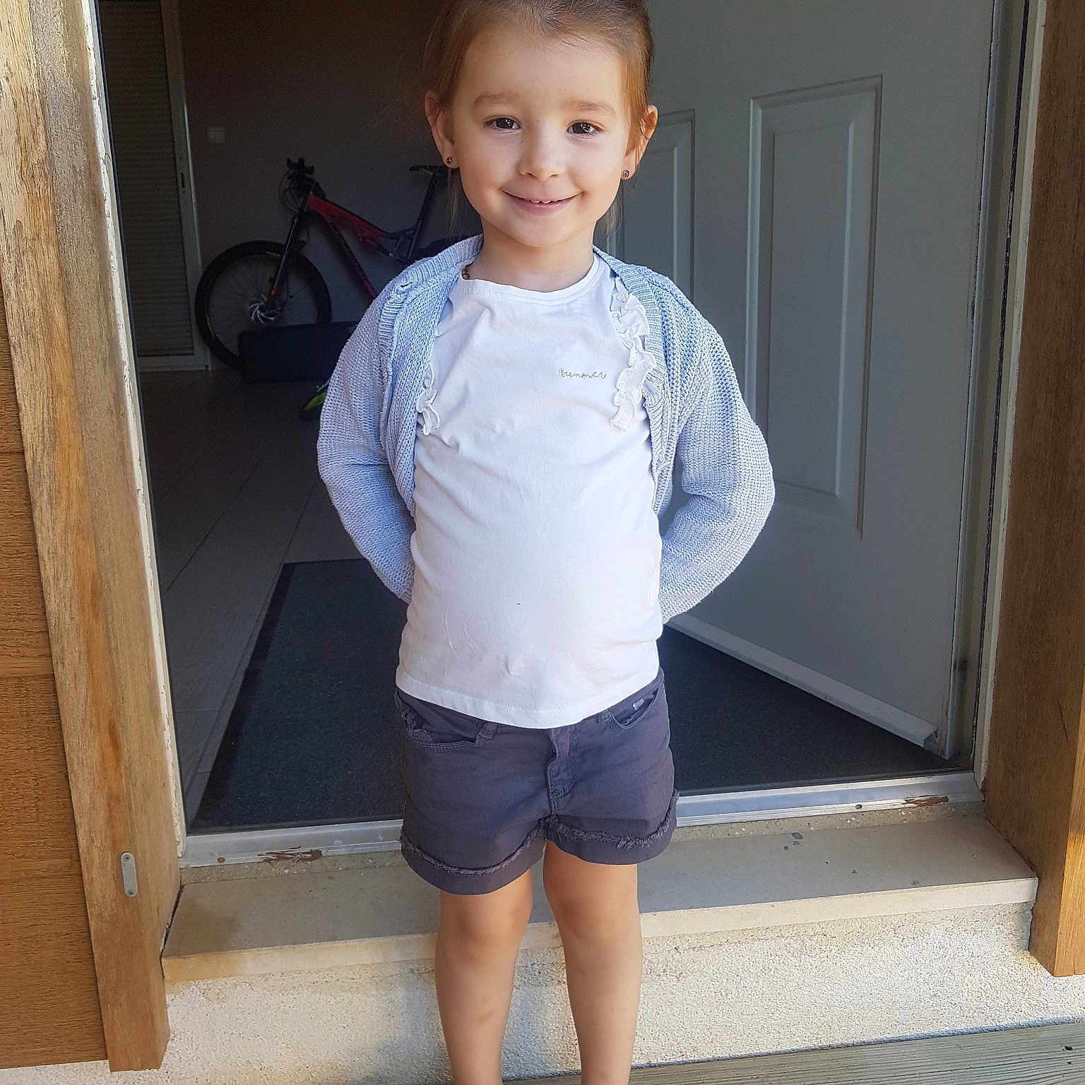 Capucine participe au concours pour gagner de l'argent avec cette photo : abdomen, boy, child, clothing, day, girl, jeans, joy, leg, outerwear, person, shorts, shoulder, sleeve, smile, snapshot, standing, sweater, t_shirt, textile