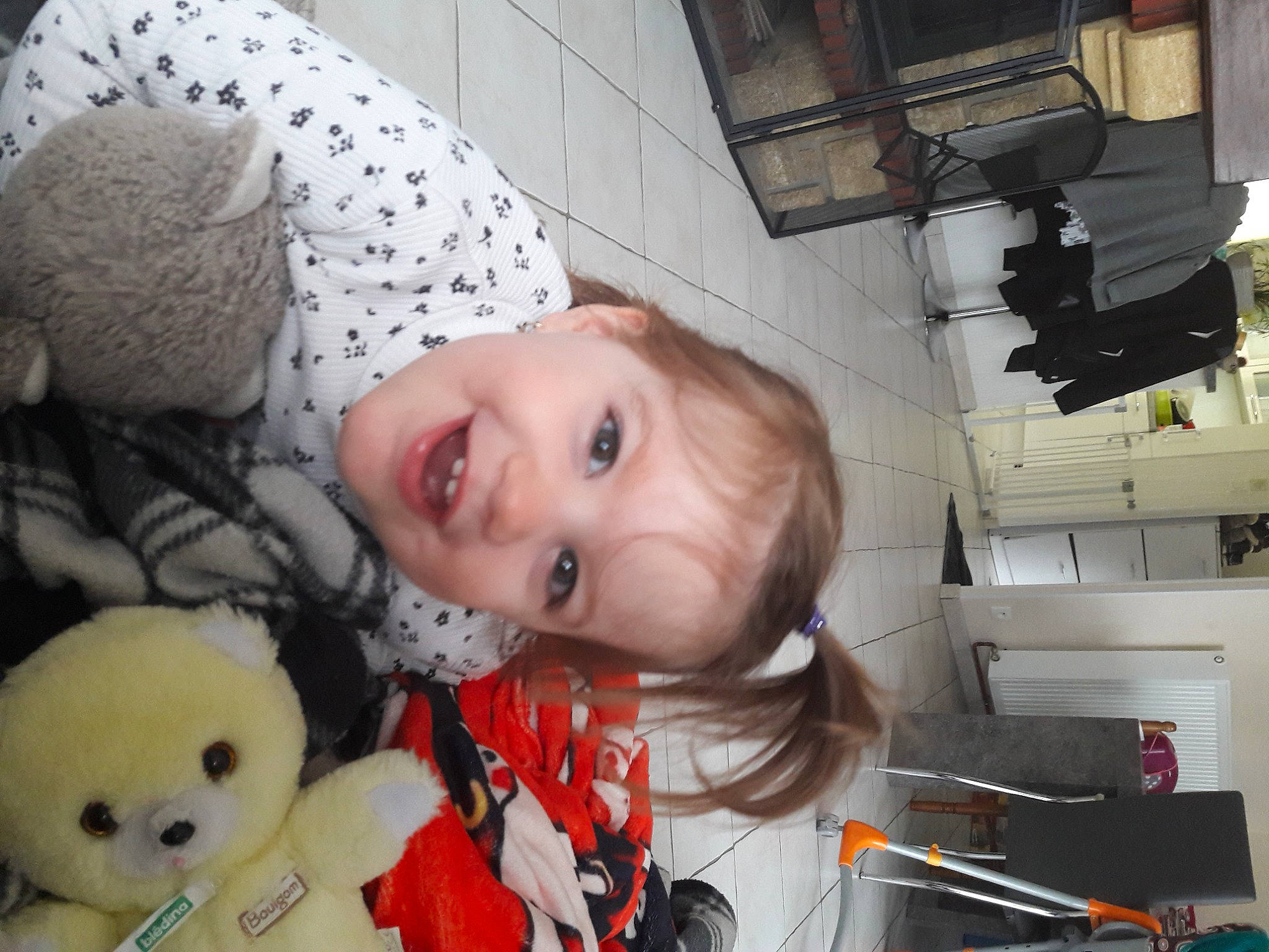 Jelena participe au concours pour gagner de l'argent avec cette photo : baby, baby_toddler_clothing, cheek, child, companion_dog, eye, fun, happy, head, iris, joy, mouth, nose, organ, person, room, skin, smile, snapshot, toddler