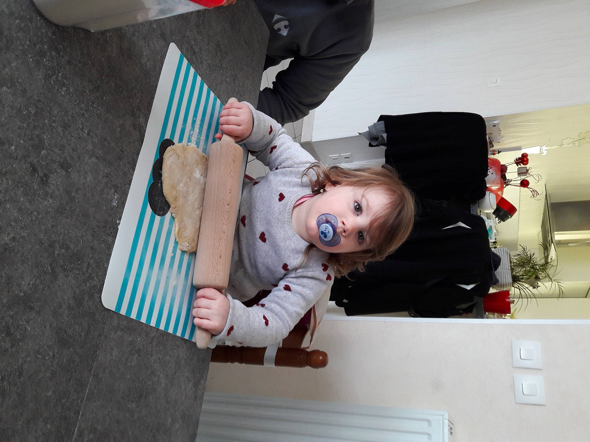 Jelena a rejoint le concours — aidez-le/la à gagner de superbes lots ! baby, child, comfort, fun, happy, person, sitting, street_fashion, toddler, travel, window, wood