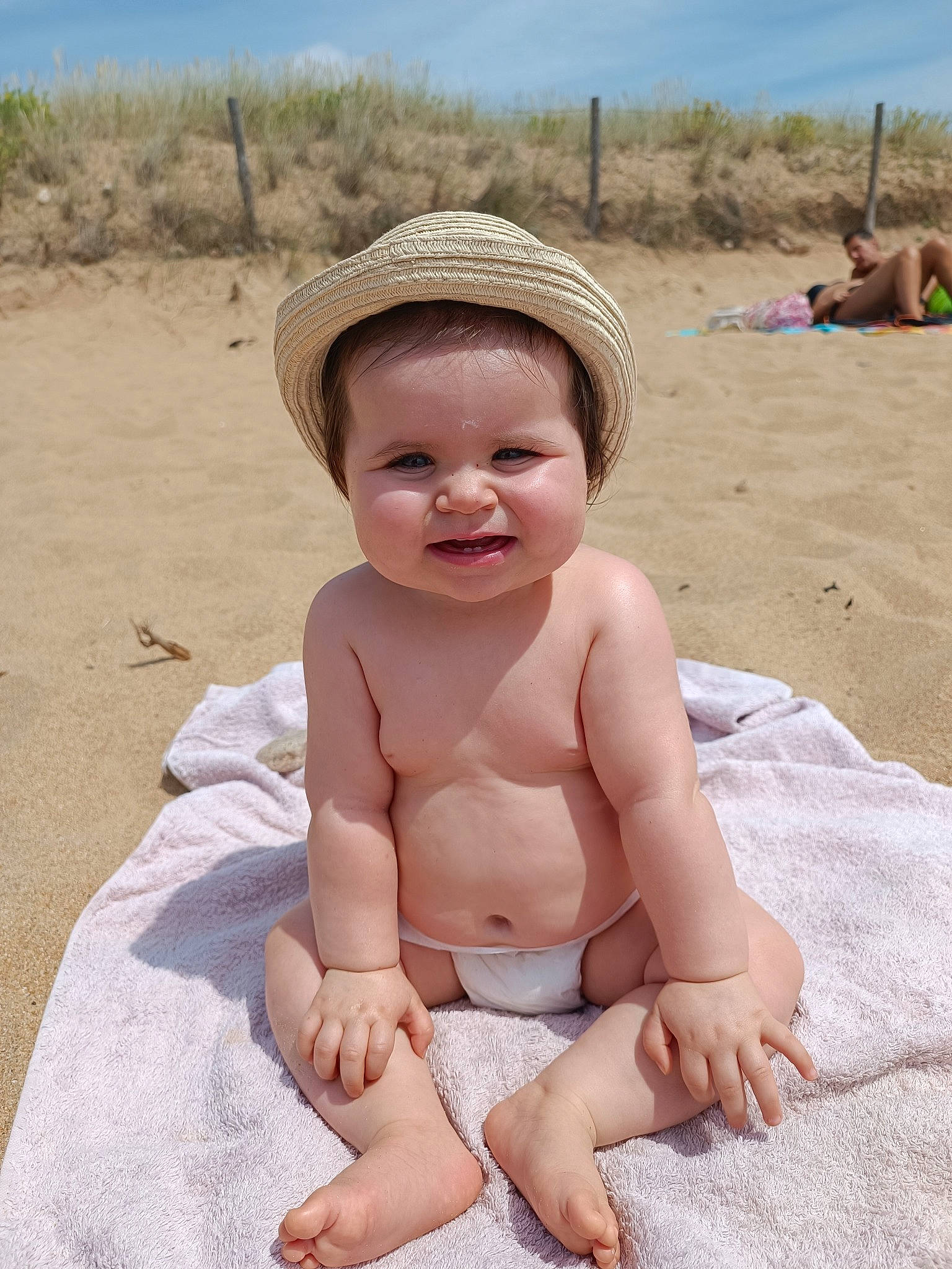 Lyna a rejoint le concours — aidez-le/la à gagner de superbes lots ! baby, barechested, beach, chest, child, event, foot, fun, happy, hat, joy, landscape, leisure, person, skin, sky, smile, stomach, sun_hat, thigh