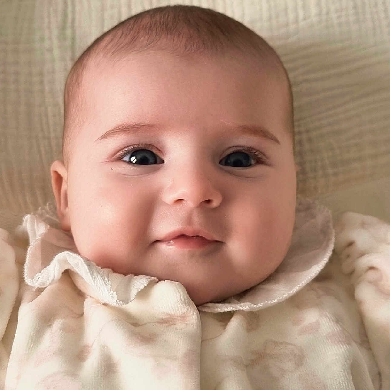 Ivia a rejoint le concours — aidez-le/la à gagner de superbes lots ! baby, blanket, cheeks, child, close_up, clothing, cute, expression, eyes, face, head, indoors, infant, laying_down, newborn, portrait, skin, smiling, soft, young_child