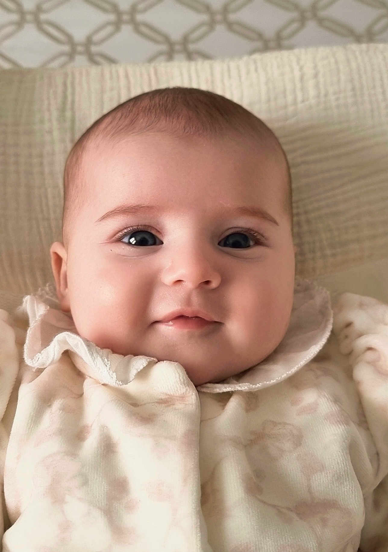 Ivia a rejoint le concours — aidez-le/la à gagner de superbes lots ! baby, infant, face, close_up, child, cute, smiling, eyes, skin, clothing, blanket, soft, portrait, young_child, indoors, head, cheeks, newborn, expression, laying_down