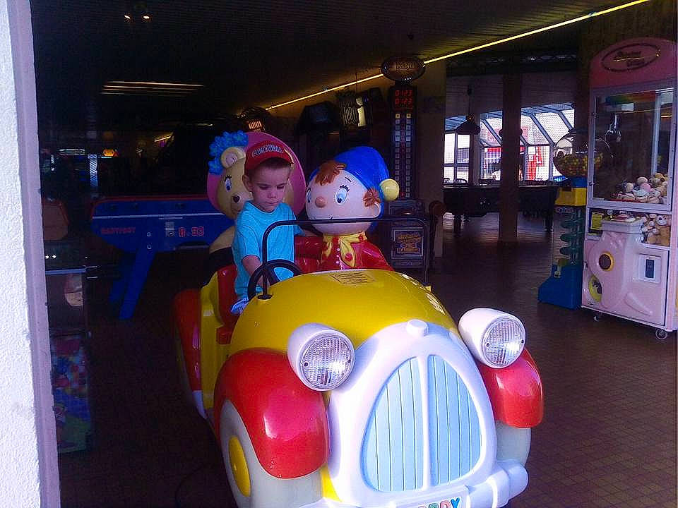 Enzo a rejoint le concours — aidez-le/la à gagner de superbes lots ! amusement_park, amusement_ride, car, fun, motor_vehicle, person, product, recreation, technology, toy, vehicle