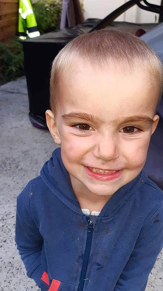 Mathias a rejoint le concours — aidez-le/la à gagner de superbes lots ! baby_toddler_clothing, buzz_cut, caesar_cut, cheek, child_model, cool, crew_cut, ear, eyebrow, flowerpot, forehead, hairstyle, houseplant, iris, joy, lip, person, portrait_photography, skin, sleeve