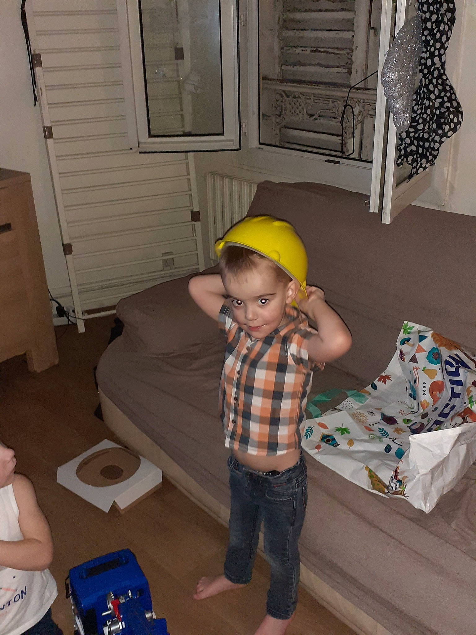 Mathias a rejoint le concours — aidez-le/la à gagner de superbes lots ! child, floor, hat, headgear, person, room, toddler