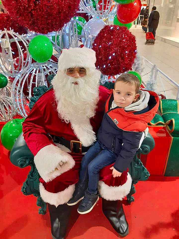 Matis participe au concours pour gagner de l'argent avec cette photo : beard, christmas, christmas_decoration, christmas_eve, christmas_ornament, facial_hair, fictional_character, headwear, holiday, human_body, lap, person, santa_claus