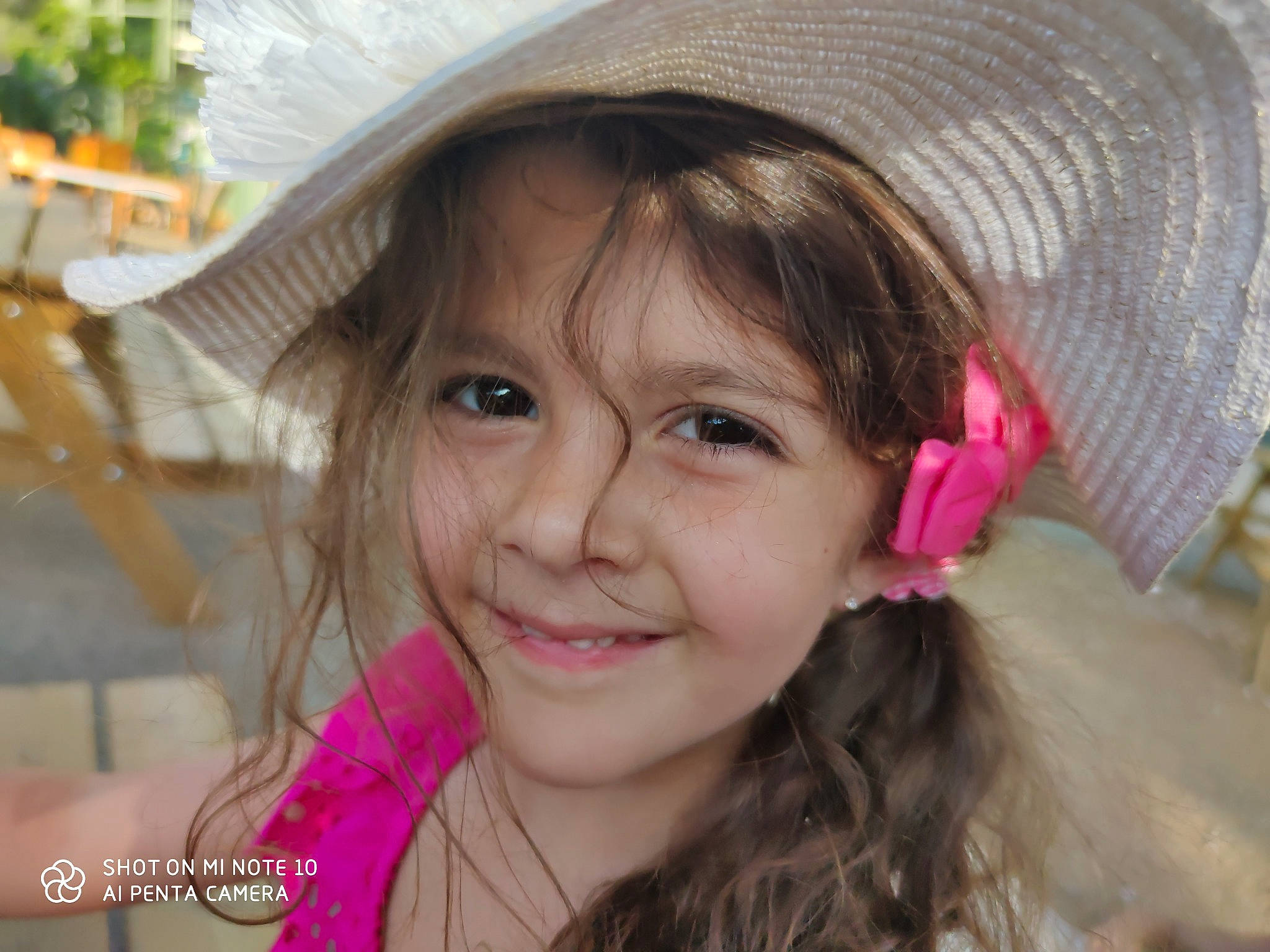 Cyahnna a rejoint le concours — aidez-le/la à gagner de superbes lots ! brown_hair, cheek, child, child_model, clothing, ear, face, fashion_accessory, feathered_hair, hair, hat, headgear, joy, lip, long_hair, person, pink, skin, smile, sun_hat