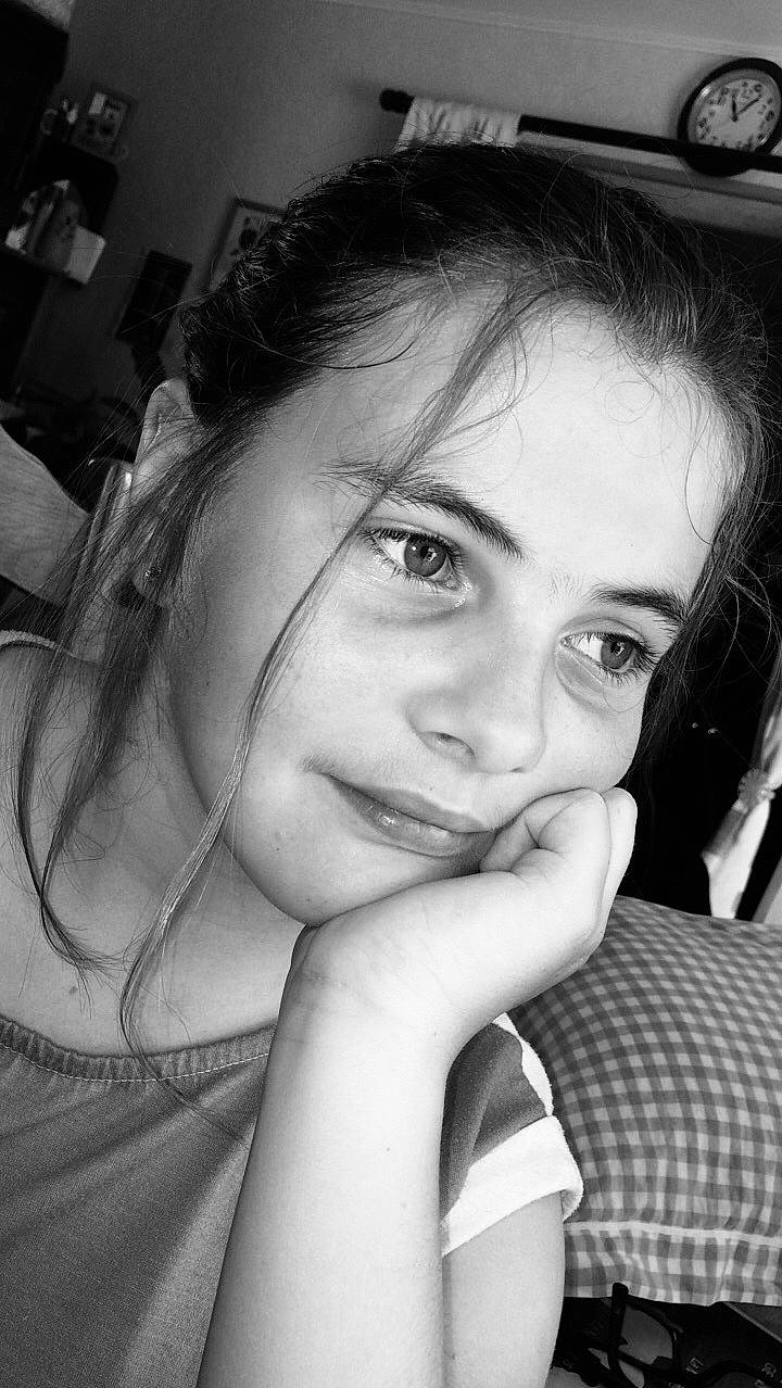 Laura participe au concours pour gagner de l'argent avec cette photo : beauty, black, black_and_white, cheek, chin, eye, eyebrow, face, forehead, hair, hairstyle, head, joy, lip, monochrome, nose, person, photograph, skin, smile