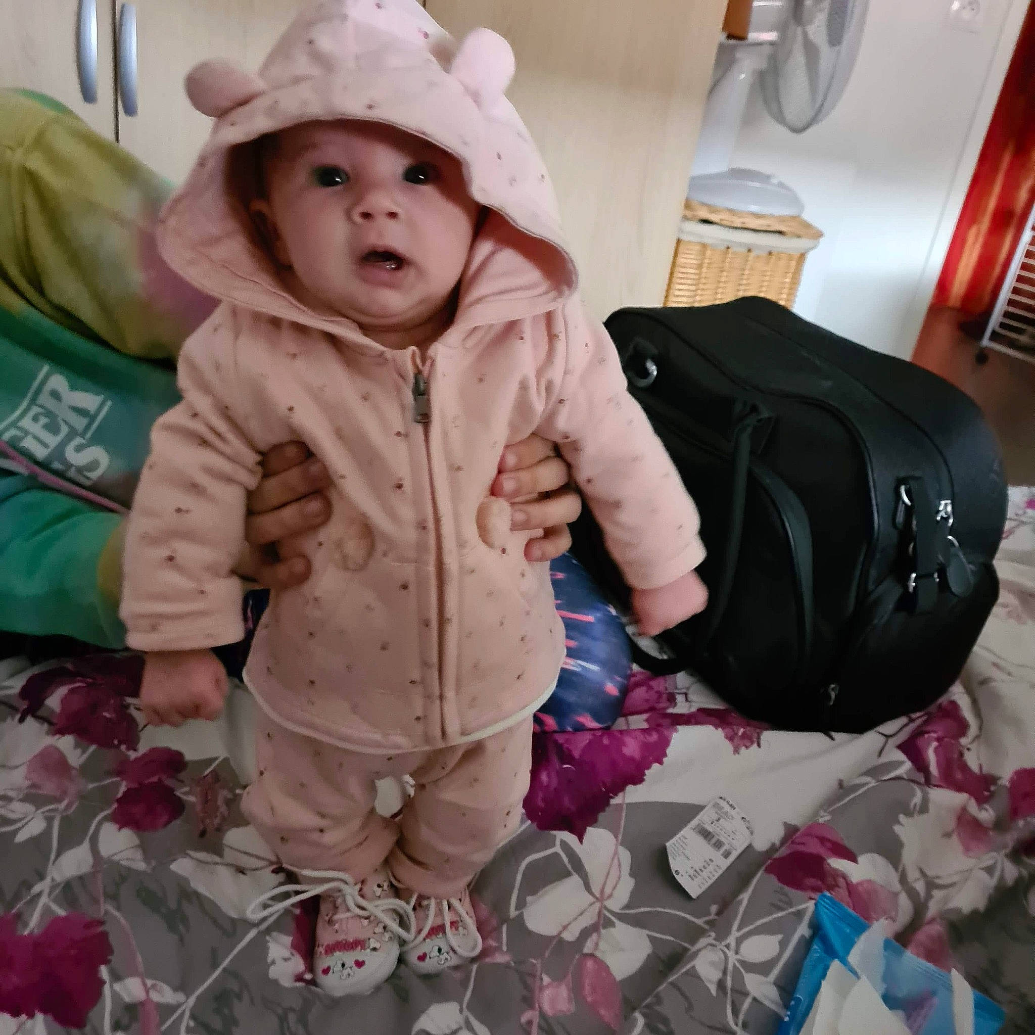 Lexie a rejoint le concours — aidez-le/la à gagner de superbes lots ! baby, baby_safety, baby_toddler_clothing, bag, beauty, child, comfort, face, flooring, headwear, luggage_and_bags, mammal, person, photograph, pink, product, purple, sleeve, textile, toddler