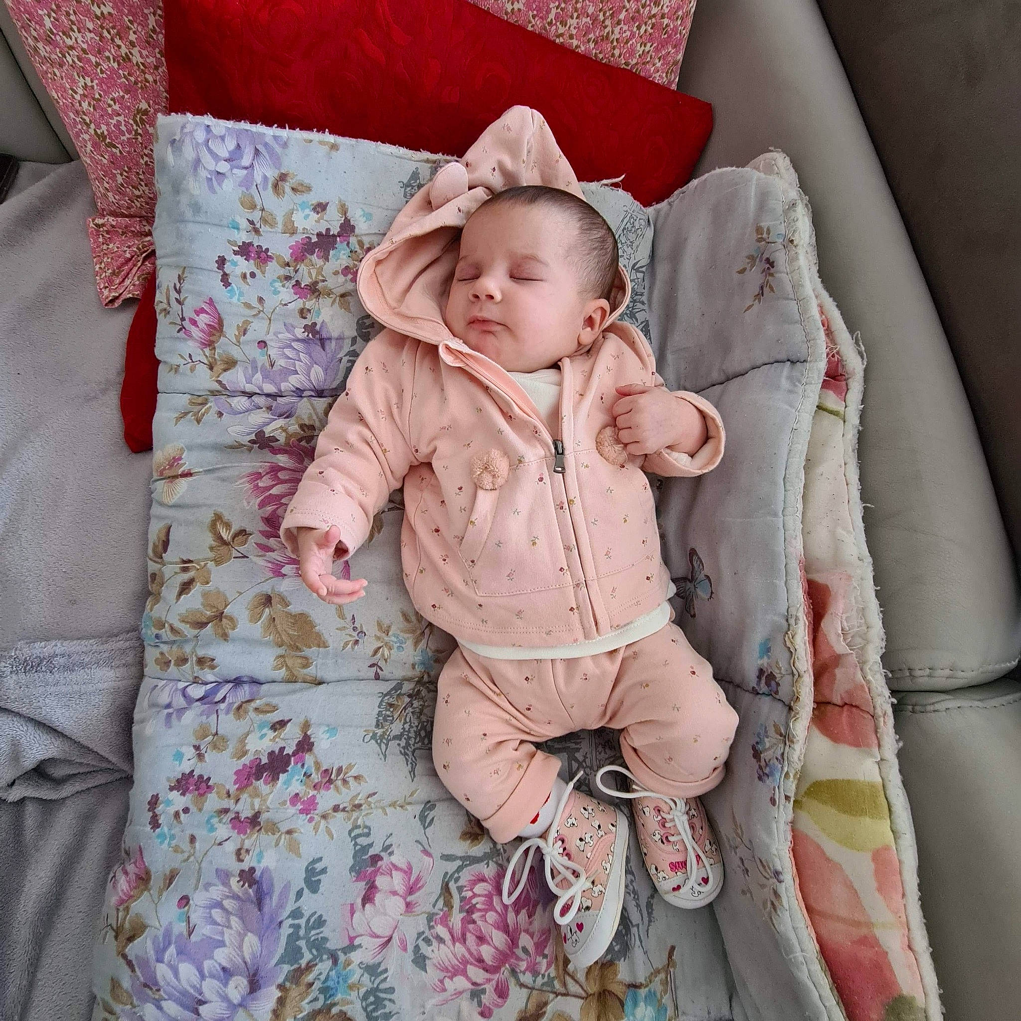 Lexie a rejoint le concours — aidez-le/la à gagner de superbes lots ! baby, baby_products, baby_sleeping, baby_toddler_clothing, bedding, chair, cheek, child, comfort, couch, leg, linens, pattern, peach, person, pink, sitting, skin, sleeve, textile