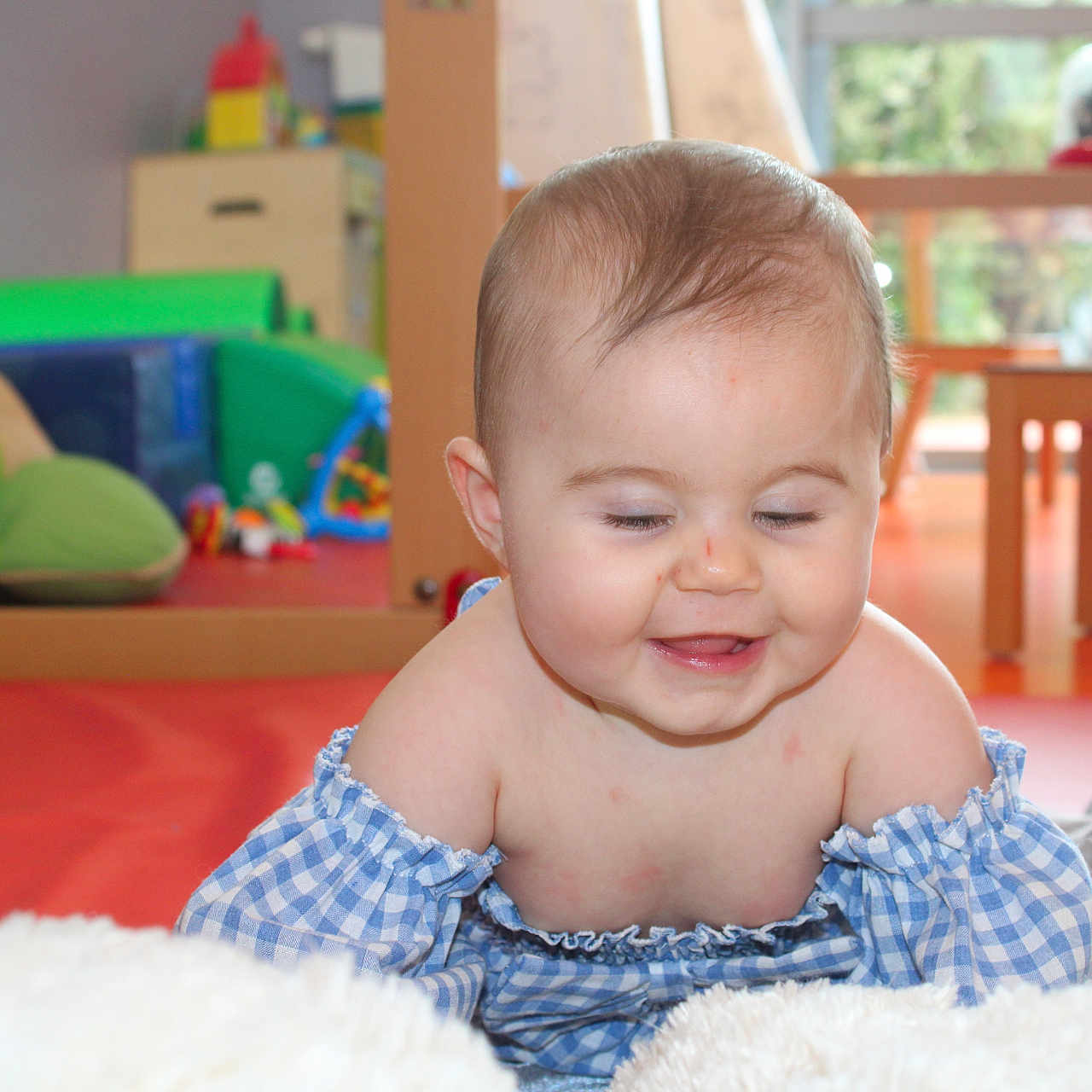 Séléna a rejoint le concours — aidez-le/la à gagner de superbes lots ! baby, blue_outfit, child, childhood, crawling, cute, face, floor, furniture, happy, home, indoor, infant, person, playroom, plush, smiling, soft_texture, toys, young