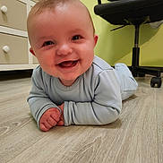 Noa a rejoint le concours — aidez-le/la à gagner de superbes lots ! baby, child, smiling, pajamas, floor, wooden_floor, indoor, furniture, drawer, office_chair, happy, person, crawling, cute, head, hands, room, light, expression, portrait