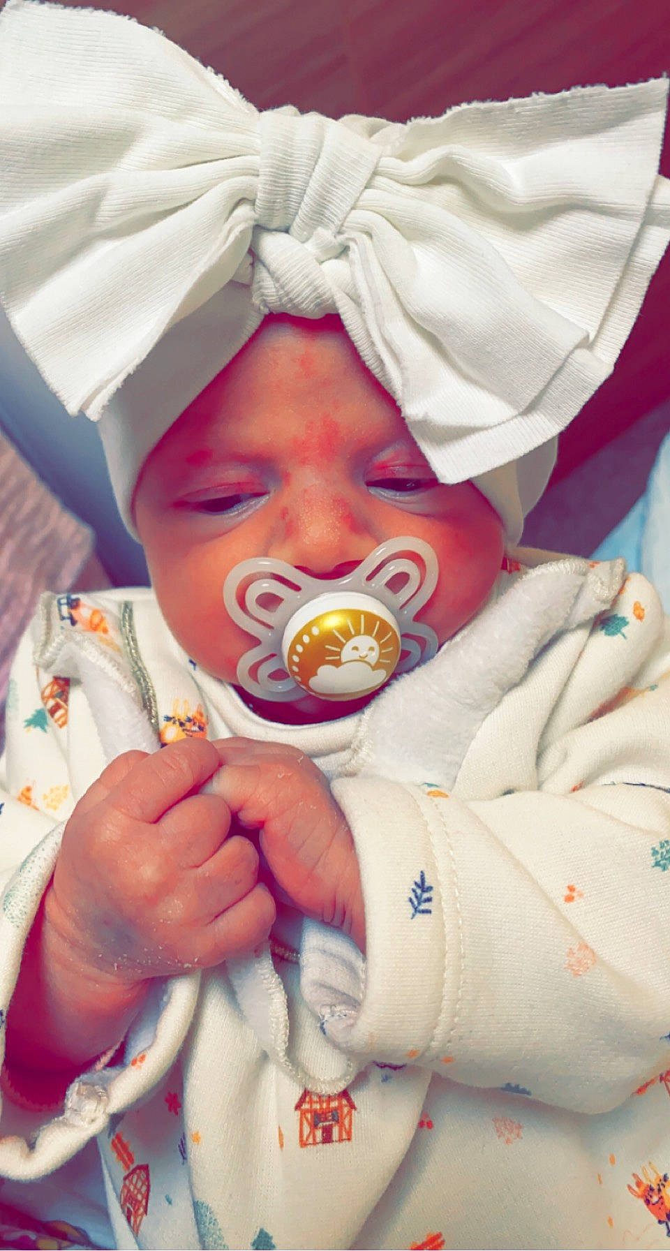 Briséïs a rejoint le concours — aidez-le/la à gagner de superbes lots ! baby, baby_sleeping, baby_toddler_clothing, cheek, child, chin, comfort, eyebrow, facial_expression, finger, gesture, happy, headwear, linens, lip, mouth, nose, person, skin, textile