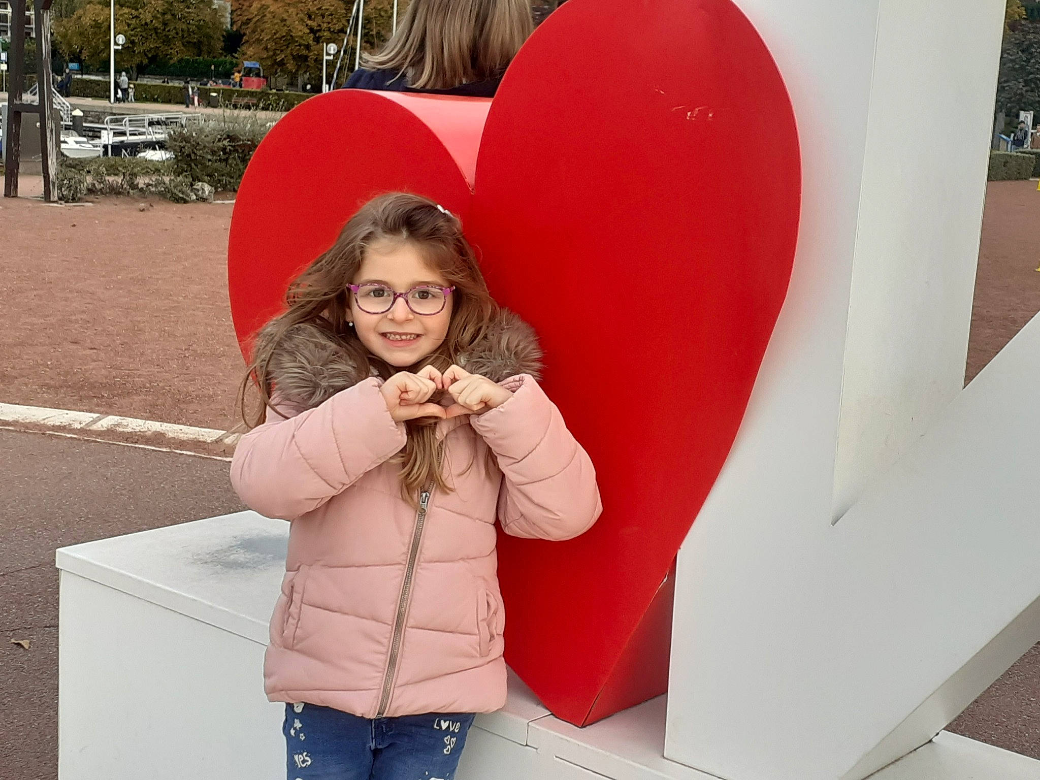 Lanna a rejoint le concours — aidez-le/la à gagner de superbes lots ! beauty, carmine, coquelicot, denim, heart, jacket, jeans, joy, long_hair, love, organ, person, pocket, sleeve, tooth, top