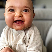 Marceau a rejoint le concours — aidez-le/la à gagner de superbes lots ! baby, smiling, close_up, face, child, infant, cute, happy, eyes, mouth, hand, clothing, indoors, portrait, soft_light, skin, young, sitting, expression, cozy