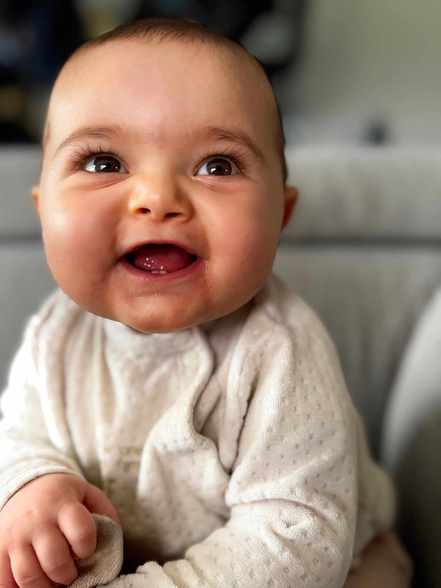 Marceau a rejoint le concours — aidez-le/la à gagner de superbes lots ! baby, smiling, close_up, face, child, infant, cute, happy, eyes, mouth, hand, clothing, indoors, portrait, soft_light, skin, young, sitting, expression, cozy