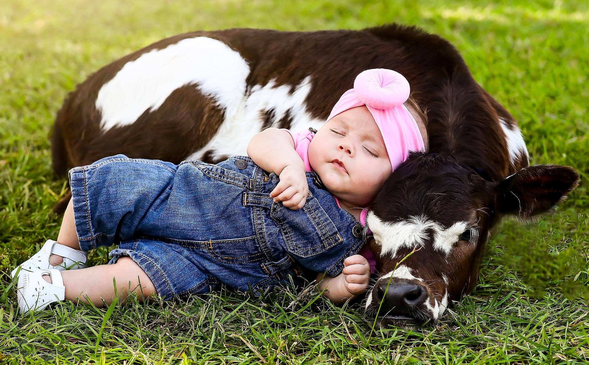 Lakelynn is registered to the contest to win money with this photo: baby, botany, cap, eye, fawn, grass, grass_family, grassland, happy, hat, head, headwear, leaf, leisure, mammal, meadow, people_in_nature, person, plant, toddler
