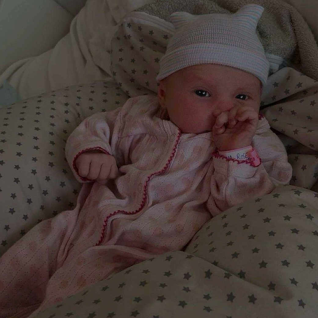 Lyna-Rose participe au concours pour gagner de l'argent avec cette photo : baby, bed, blanket, child, comfort, cozy, cute, hat, indoors, infant, newborn, onesie, person, pillow, resting, sleep, sleepwear, soft_lighting, star_pattern, thumb_sucking