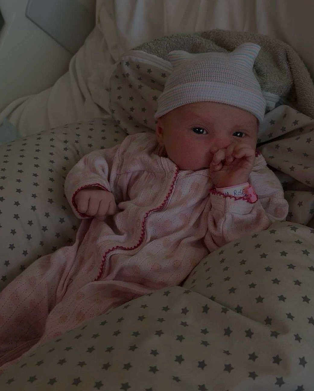 Lyna-Rose participe au concours pour gagner de l'argent avec cette photo : baby, bed, blanket, child, comfort, cozy, cute, hat, indoors, infant, newborn, onesie, person, pillow, resting, sleep, sleepwear, soft_lighting, star_pattern, thumb_sucking