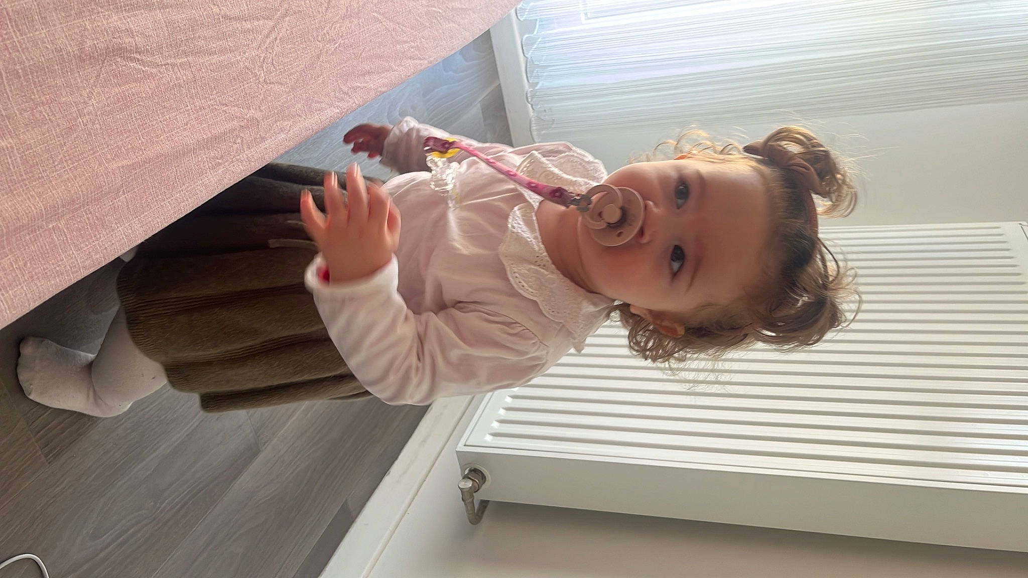 Eliz participe au concours pour gagner de l'argent avec cette photo : baby, baby_toddler_clothing, child, comfort, elbow, finger, flooring, fun, gesture, happy, hardwood, house, leisure, person, room, sleeve, smile, thumb, toddler, window