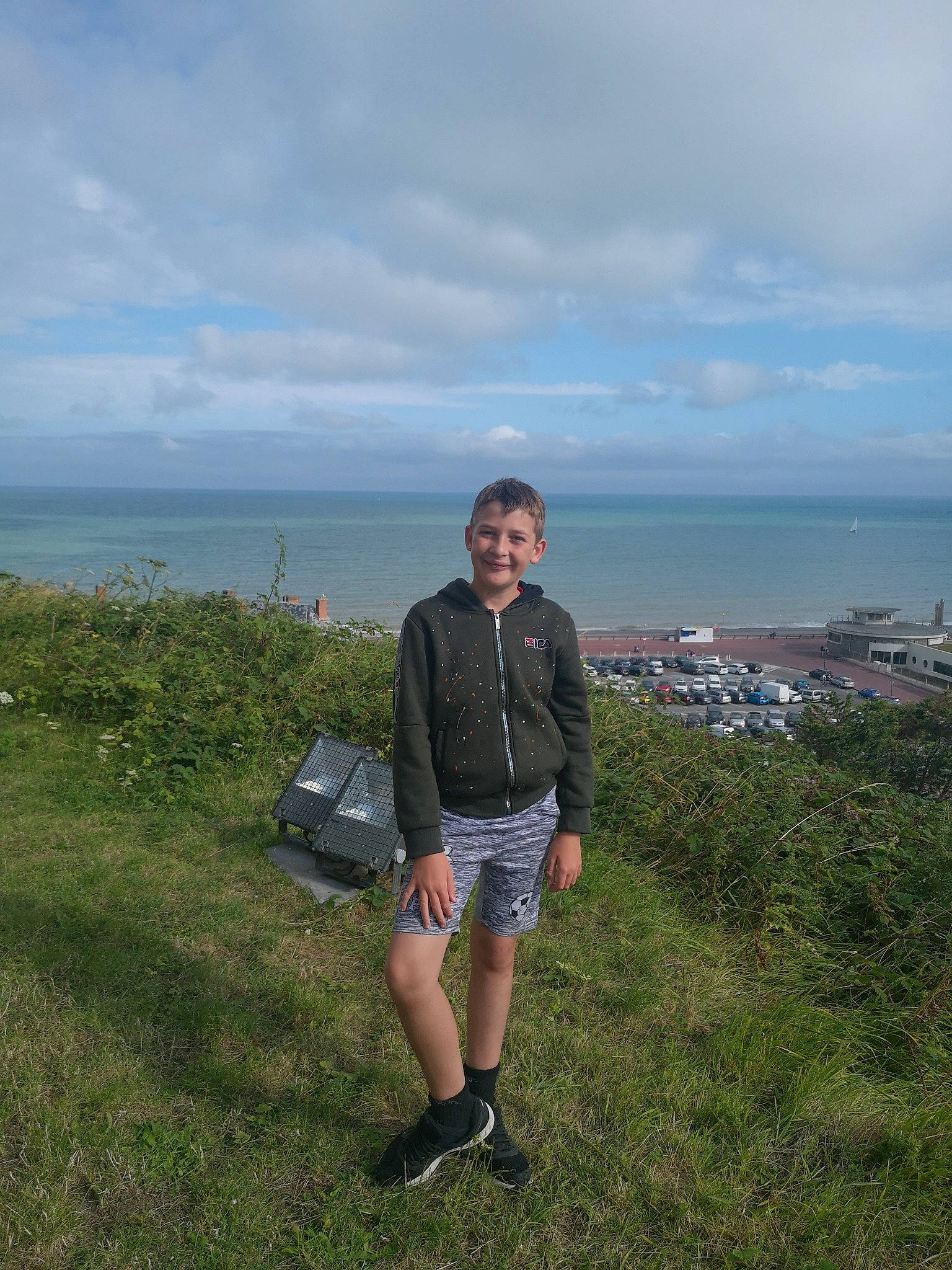 Mathis participe au concours pour gagner de l'argent avec cette photo : bay, beach, cloud, coast, coastal_and_oceanic_landforms, fun, grass, headland, hill, joy, leg, leisure, mountain, ocean, person, sea, sky, terrain, tourism, vacation