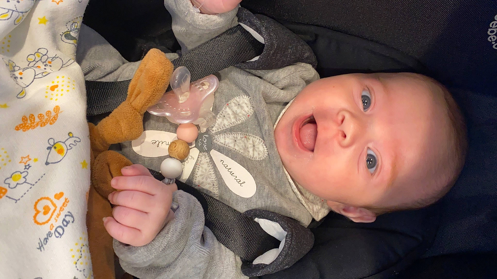 Liya a rejoint le concours — aidez-le/la à gagner de superbes lots ! baby, baby_bottle, baby_products, bottle, child, finger, person, product, toddler