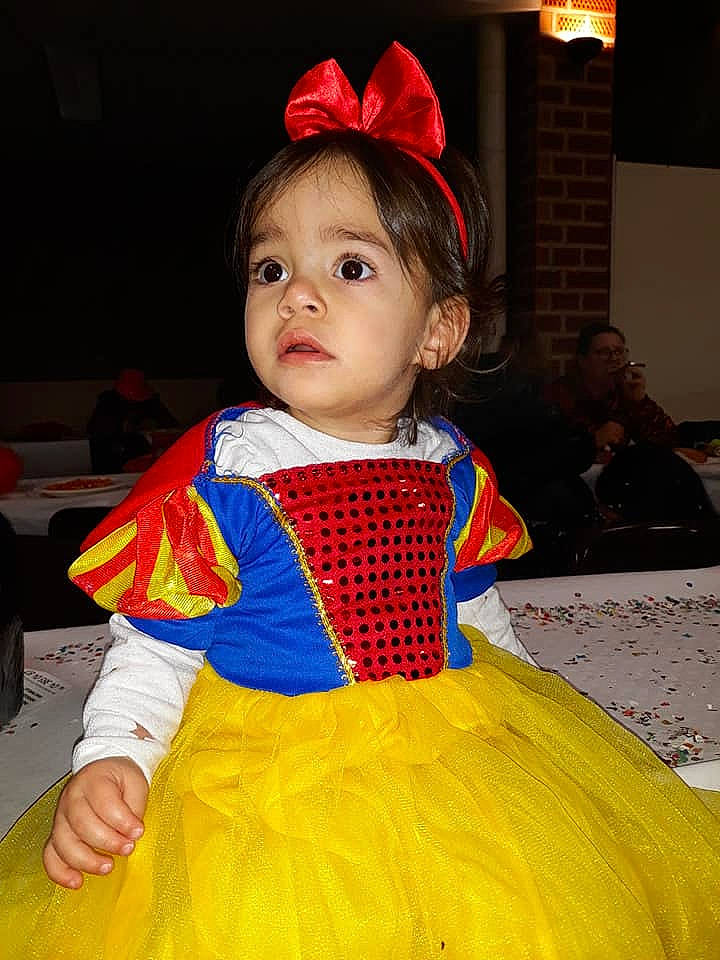 Loredana participe au concours pour gagner de l'argent avec cette photo : child, child_model, clothing, costume, dress, person, smile, toddler, under_exposed, yellow
