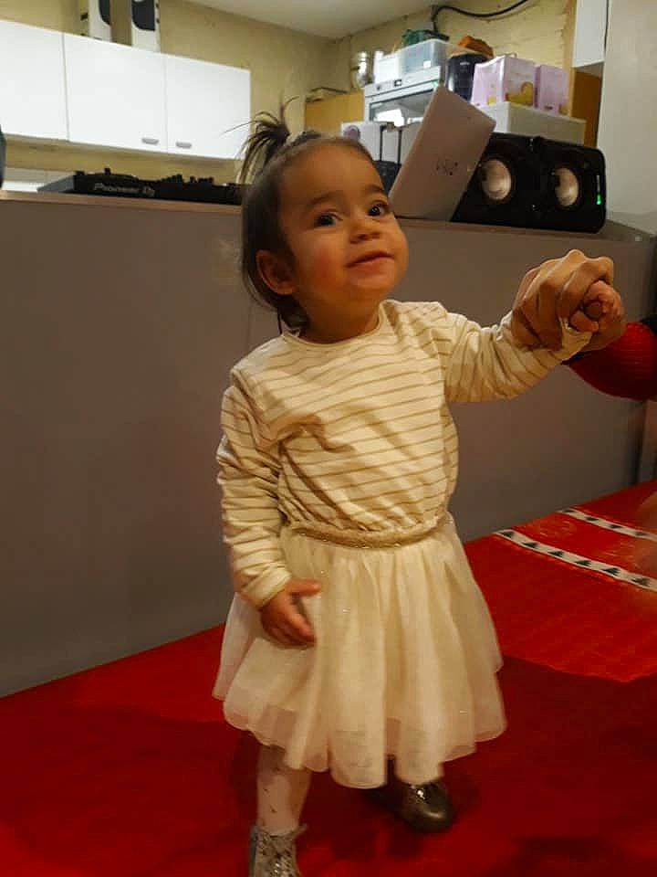 Loredana participe au concours pour gagner de l'argent avec cette photo : arm, child, floor, flooring, joint, person, shoulder, sleeve, standing, toddler