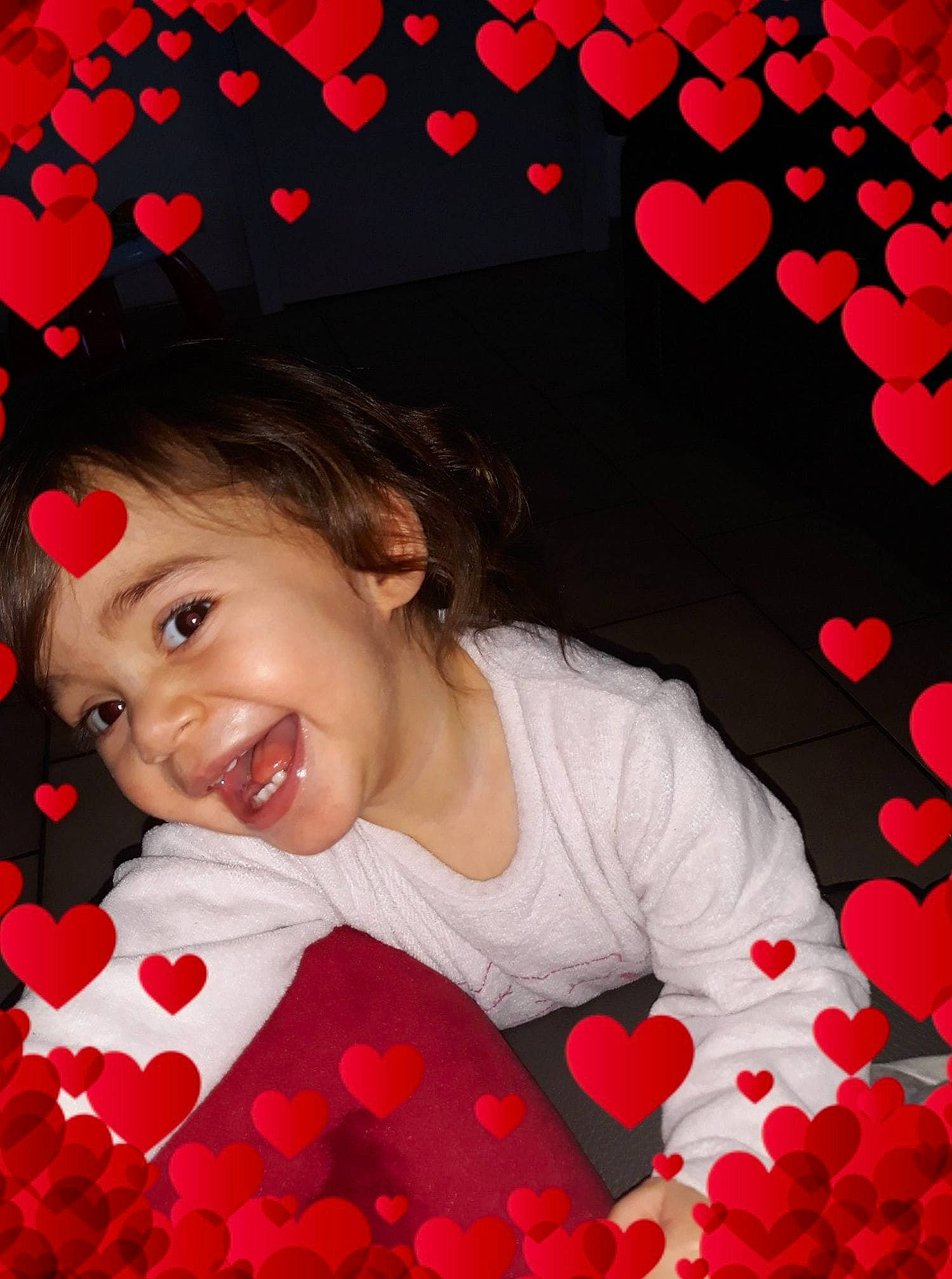 Loredana a rejoint le concours — aidez-le/la à gagner de superbes lots ! child, heart, love, person, petal, red, smile, valentines_day
