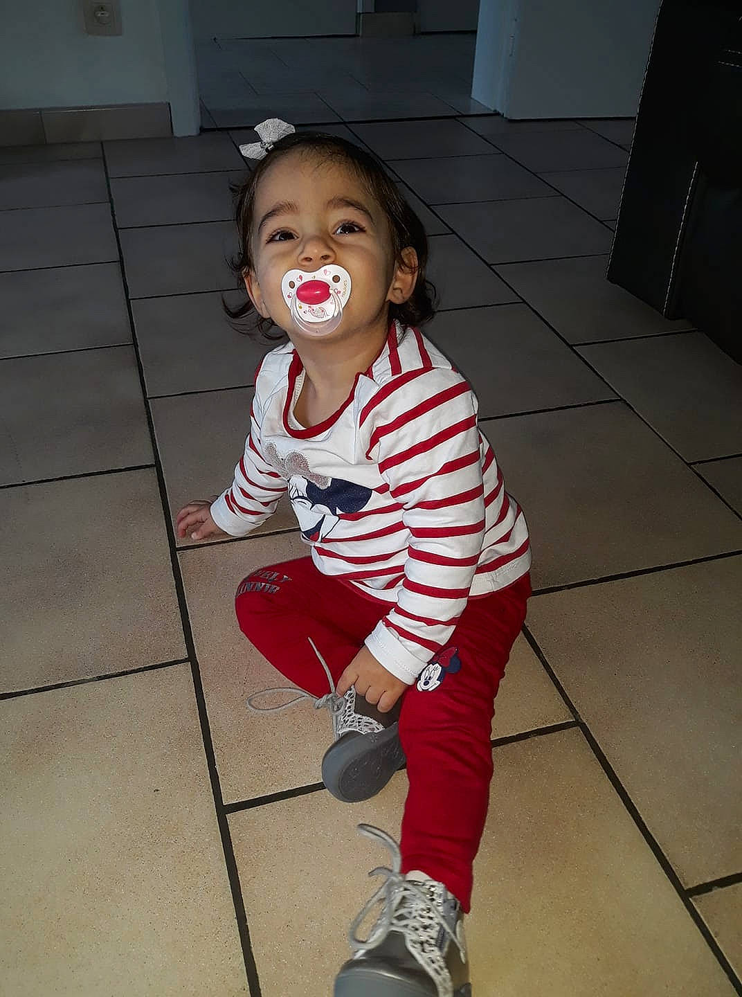 Loredana participe au concours pour gagner de l'argent avec cette photo : cheek, child, facial_expression, floor, footwear, fun, laugh, leg, nose, person, shoe, smile, standing, toddler