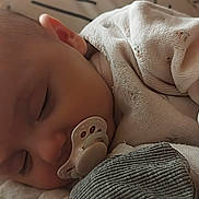 élie a rejoint le concours — aidez-le/la à gagner de superbes lots ! baby, blanket, child, closeup, comfort, cozy, cute, face, head, infant, onesie, pacifier, peaceful, resting, skin, sleeping, small, soft, wearing, young