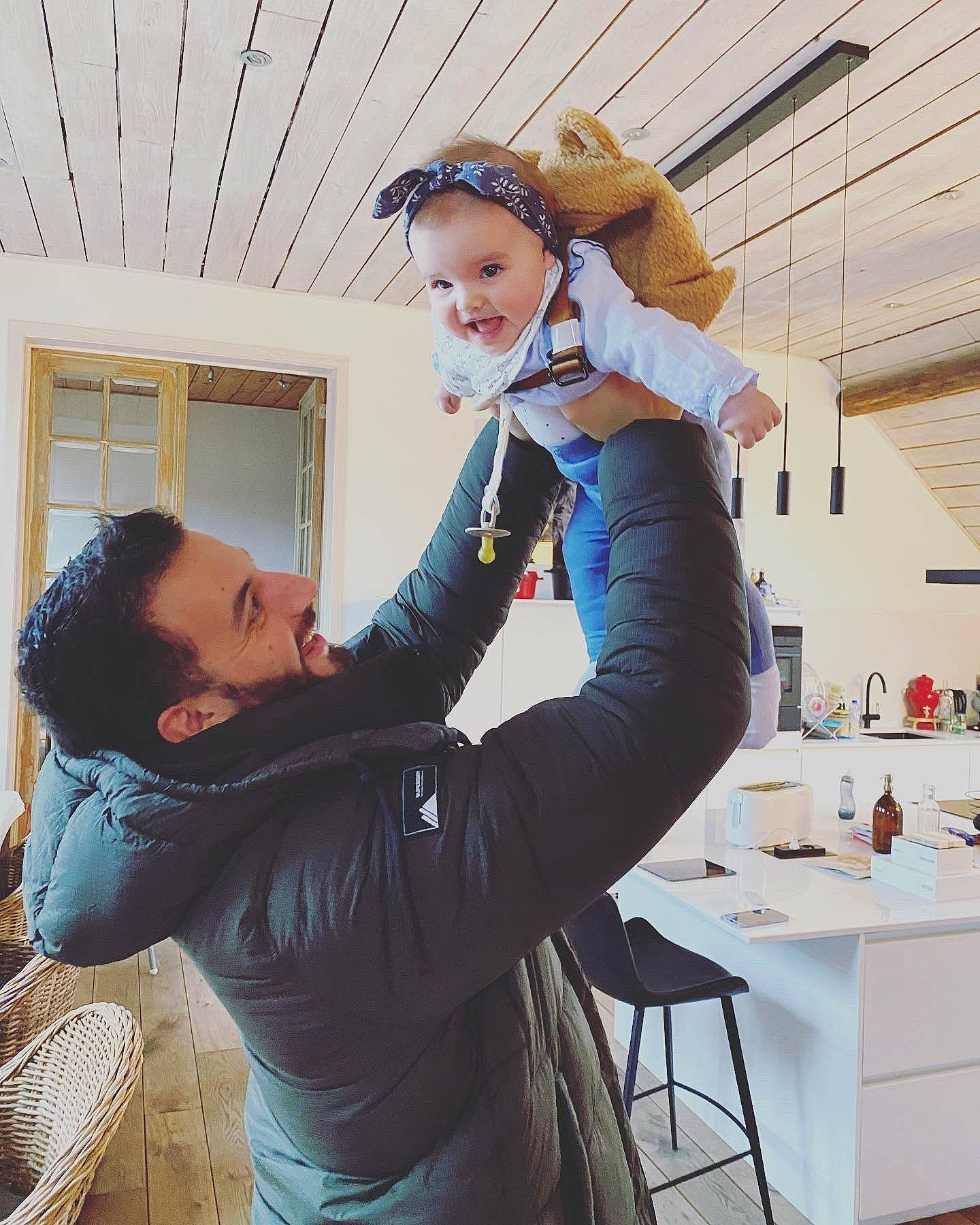 Mia a rejoint le concours — aidez-le/la à gagner de superbes lots ! cap, cool, denim, electric_blue, event, eyewear, fashion_accessory, fashion_design, formal_wear, fun, glove, happy, jewellery, joy, outerwear, person, personal_protective_equipment, shoulder, sleeve, street_fashion