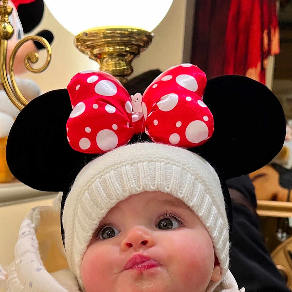 Mia a rejoint le concours — aidez-le/la à gagner de superbes lots ! baby, baby_sleeping, baby_toddler_clothing, beanie, beauty, cap, comfort, costume, costume_hat, curtain, event, fashion_accessory, fun, happy, knit_cap, linens, pattern, textile, toddler, white