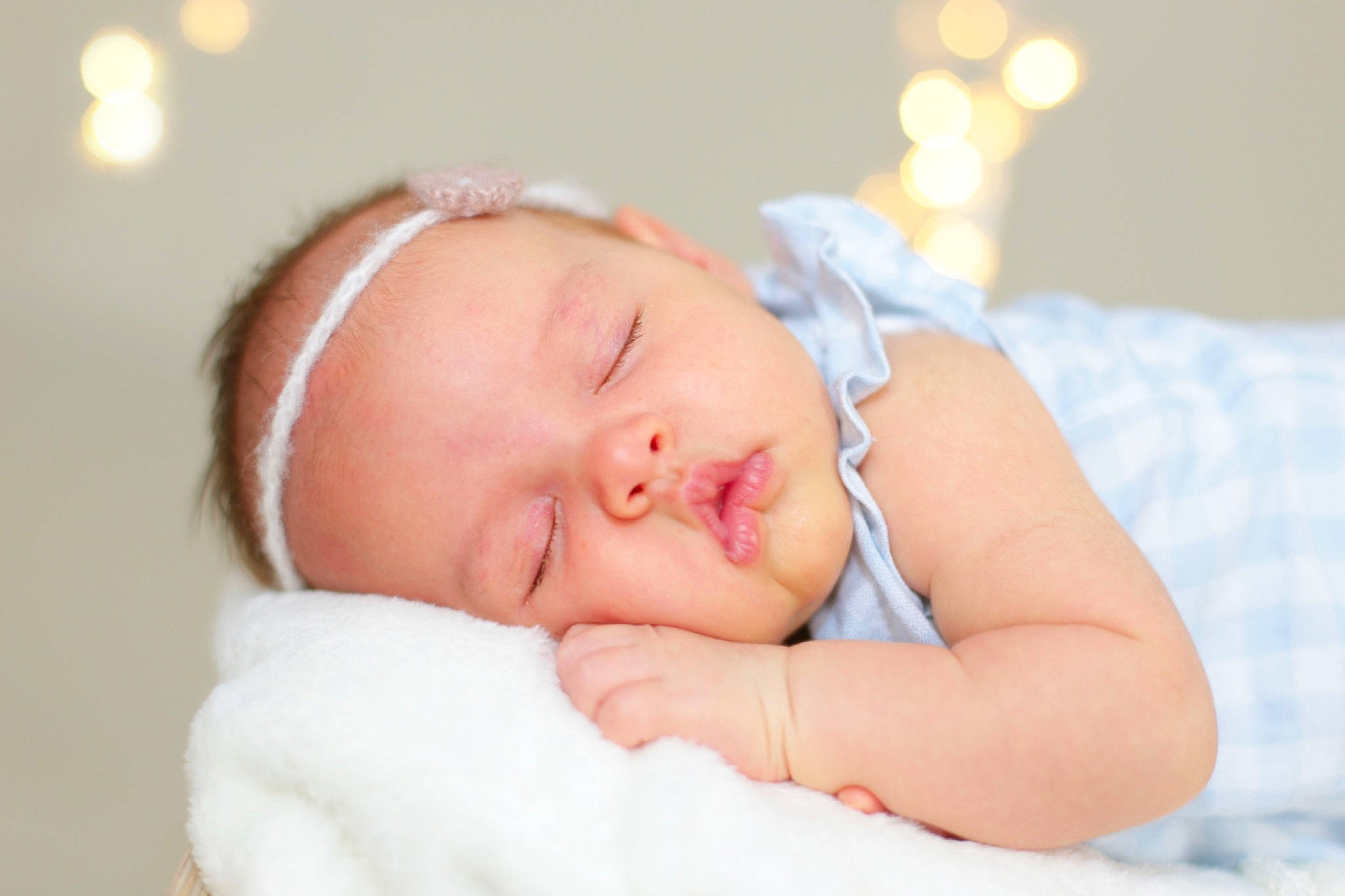 Mia participe au concours pour gagner de l'argent avec cette photo : arm, baby, baby_products, baby_sleeping, baby_toddler_clothing, cheek, child, comfort, eye, eyelash, fashion_accessory, finger, grass, hair_accessory, happy, headband, iris, lip, person, skin