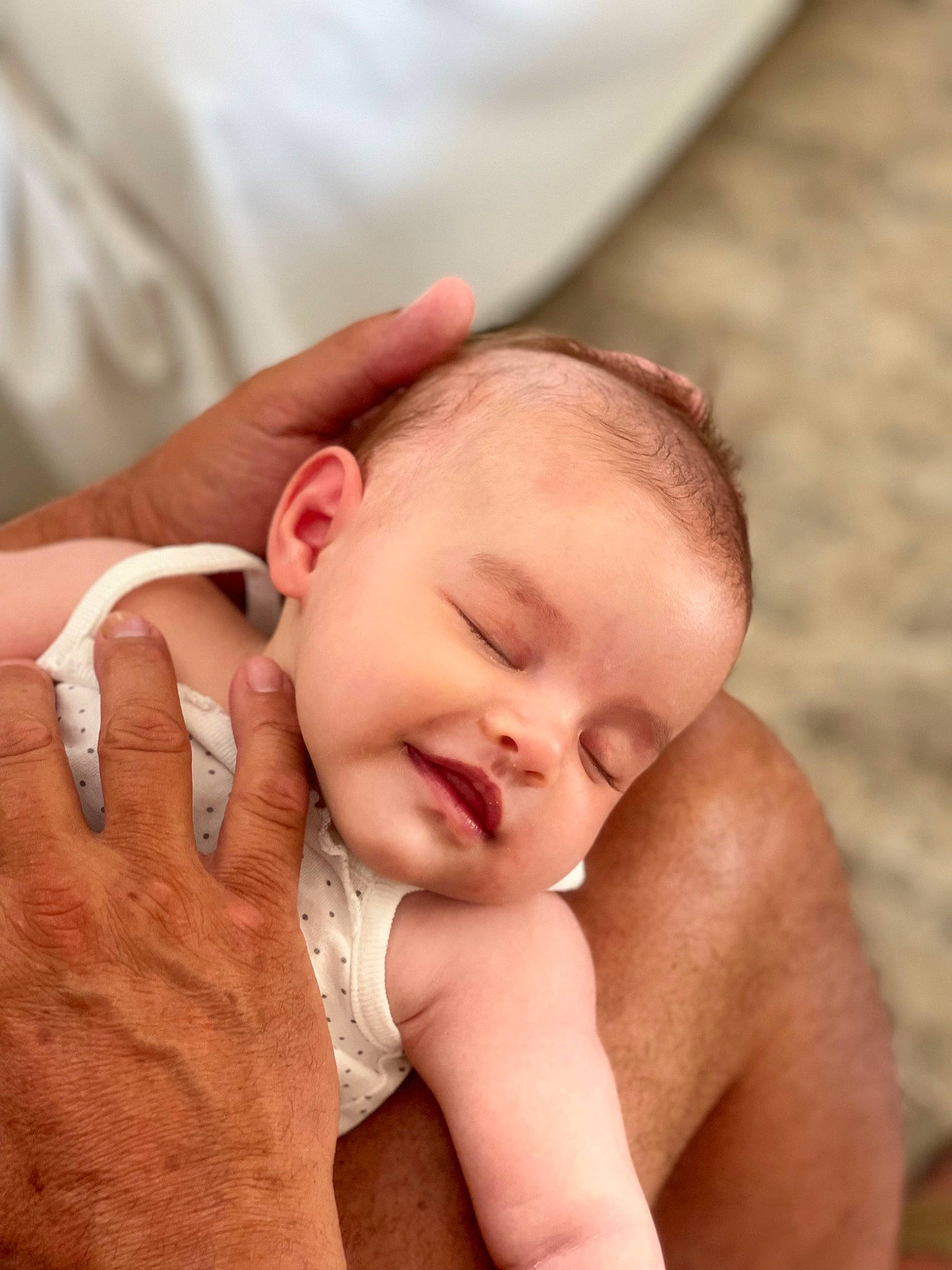 Mia a rejoint le concours — aidez-le/la à gagner de superbes lots ! abdomen, baby, cheek, chest, child, close_up, comfort, eyelash, face, finger, gesture, hand, happy, human_body, leg, nail, person, skin, stomach, thumb