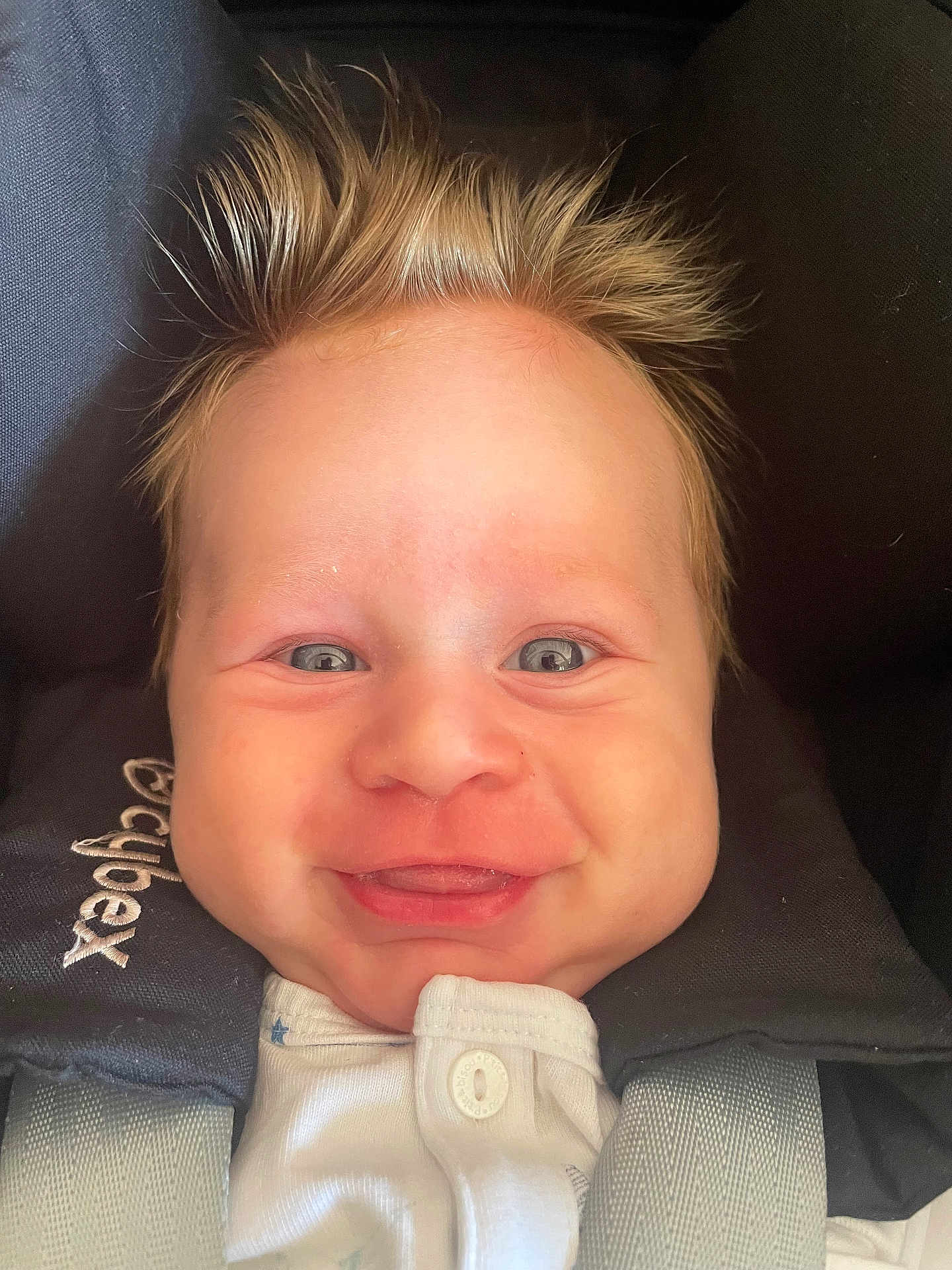 Jonas a rejoint le concours — aidez-le/la à gagner de superbes lots ! baby, smiling, face, hair, spiky_hair, car_seat, clothing, white_outfit, child, cute, infant, happy, closeup, person, seatbelt, indoors, expression, portrait, skin, young